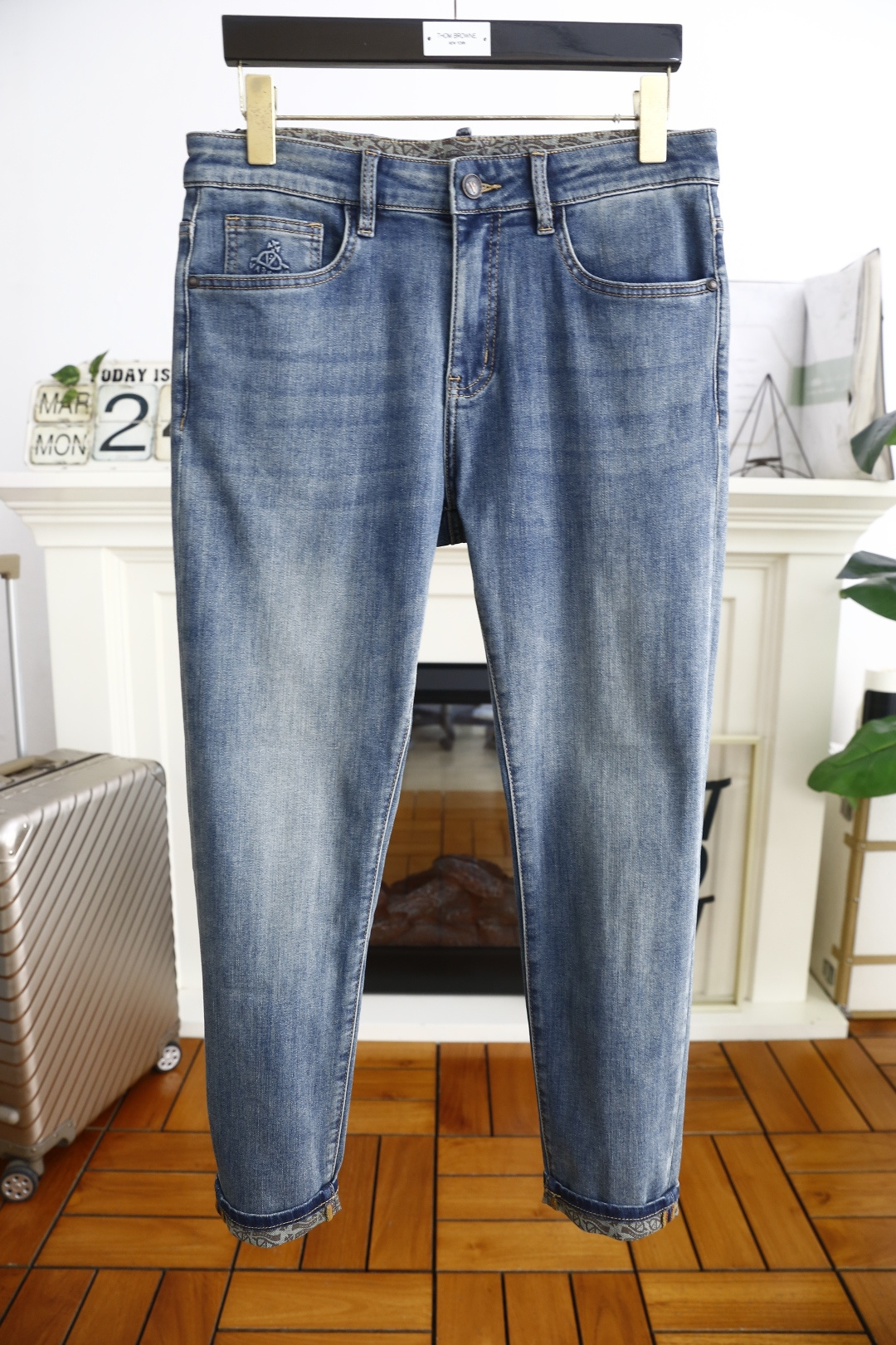 NO:133677,Queen Mother Citizen. 25 new summer original single high-end jeans!  Luxury classic brand LOGO accessories, hot-selling models for counters, very comfortable to wear, low-key and luxurious, very classy when worn, no need to say much about the trouser style and cutting. The upper body is exquisite and vivid, high-end and top-grade material. The selection of real palace-grade denim. High-end top-washed denim fabric, excellent quality, and heavy washing makes the pants very soft!  Not picky about people, the upper body is absolutely stylish and extremely luxurious. The counter size is 29-38, there are 35, and shipped the next day!  , jeans,alexander wang19860909西太后. 25夏季新品原单高端牛仔裤！奢华经典品牌LOGO配饰 专柜热销款 身穿着非常舒适 低调不失奢华 穿出去非常有档次 裤型款式和裁剪亦无需多言 上身精致跃然高档一等一顶级质料 真正殿堂级的牛仔布选用 高档顶级洗水牛仔面料,品质卓然,经过重水洗使得裤子很柔软！不挑人 上身绝对的有型 极度奢华. 专柜尺码29-38,有35,隔天出货！,,jeans,alexander wang,Men's clothing