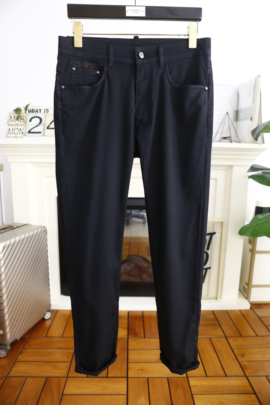 NO:133672,Martin Magira. New summer original single high-end men's dark versatile casual pants!  Luxury and classic brand LOGO accessories, very comfortable to wear, low-key and luxurious, very classy when worn, no need to say anything about the style and cutting of the pants. The upper body is exquisite and vivid, and the top quality is top-quality. The selection of truly palace-grade denim. High-end top-washed denim fabric, excellent quality, and heavy washing makes the pants very soft!  Not picky about people, the upper body is absolutely stylish and extremely luxurious. Counter size 29-38, 35/37!  Shipping the next day!  ,masion margiela,alexander wang19860909马丁马吉拉. 夏季新品原单高端男士深色百搭休闲裤！奢华经典品牌LOGO配饰 身穿着非常舒适 低调不失奢华 穿出去非常有档次 裤型款式和裁剪亦无需多言 上身精致跃然高档一等一顶级质料 真正殿堂级的牛仔布选用 高档顶级洗水牛仔面料,品质卓然,经过重水洗使得裤子很柔软！不挑人 上身绝对的有型 极度奢华. 专柜尺码 29-38,有35/无37！隔天出货！,,masion margiela,alexander wang,Men's clothing