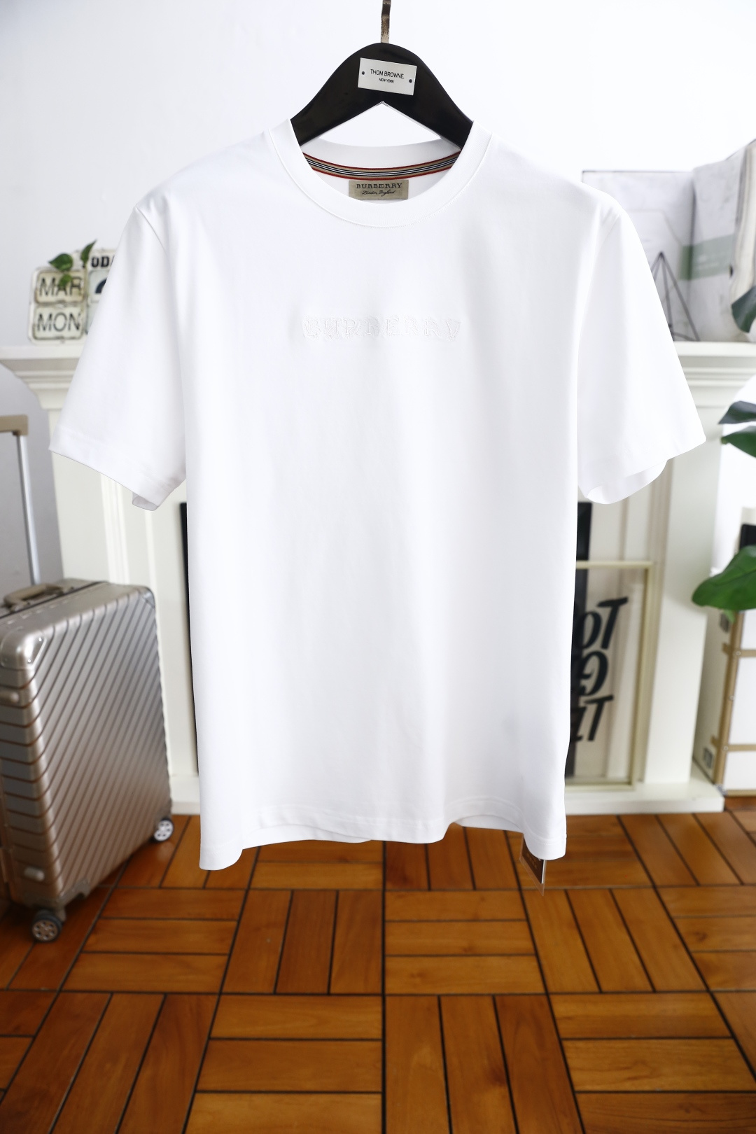 NO:133689,Burbe*ry. New summer fashion round neck short sleeve high-end custom versatile style!  More practical, anyone can easily control it. It uses comfortable modal fabric craftsmanship and luxurious classic brand letter logo design, which is very high-end and must-have if you understand the goods!  The style and tailoring are slim styles, which are very exquisite, showing aura and highlighting the exquisiteness of business men. This is the unique feature, the right slim fit, and the upper body effect is very good!  Counter size 46-58, shipped the next day!  ,burberry,burberry,T-shirt,alexander wang19860909巴宝丽/Burbe*ry. 夏季新品时尚圆领短袖高级定制百搭款式！更有实用感 任何人都可以轻松驾驭 采用舒适莫代尔面料工艺 奢华经典品牌字母logo设计,非常显档次懂货的必须入！版型剪裁属于修身款 非常精致,显气场,又会凸显商务男士的精致,这就是独到之处,恰到好处的修身,上身效果非常赞！专柜尺码46-58,隔天出货！,,burberry,burberry,T-shirt,alexander wang,Men's clothing