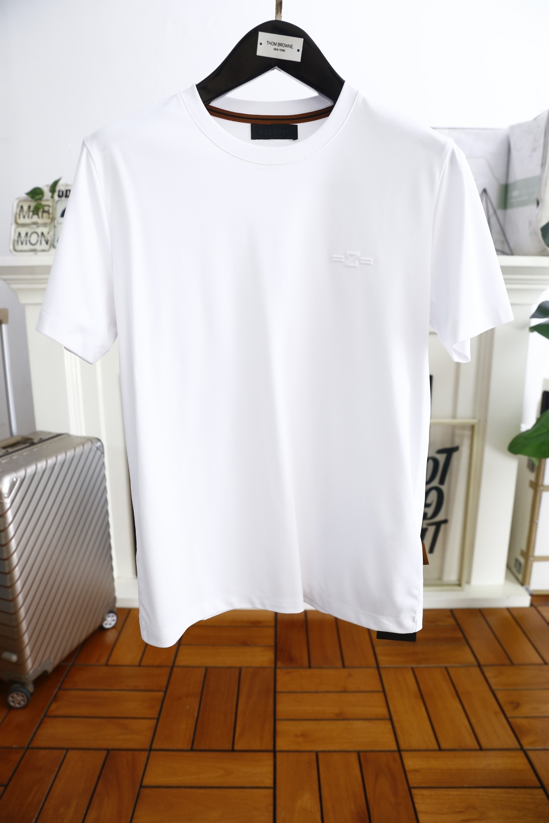 NO:133687,Zenia/Ze*na. The new summer products of men's round neck short sleeves, luxurious classic elements on the chest, and you can appreciate the youthfulness and fashion sense brought by this design!  The overall style is fashionable and trendy, using comfortable and breathable fabric, soft, skin-friendly and breathable, and has a very crisp and crisp drooping feeling. The upper body is fashionable and fashionable, and it is a must-have item for trendy men!  Counter size 46-58, shipped the next day!  ,zegna,T-shirt,alexander wang19860909杰尼亚/Ze*na. 夏季新品男士圆领短袖胸前奢华经典元素LOGO标识标注上身就能体会这款设计带来的年轻与时尚感！整体时尚而有潮流,采用舒适透气面料 柔软亲肤透气 ,又有很好的挺括 垂感 上身时尚潮流色系,潮男必备单品！专柜尺码46-58,隔天出货！,,zegna,T-shirt,alexander wang,Men's clothing