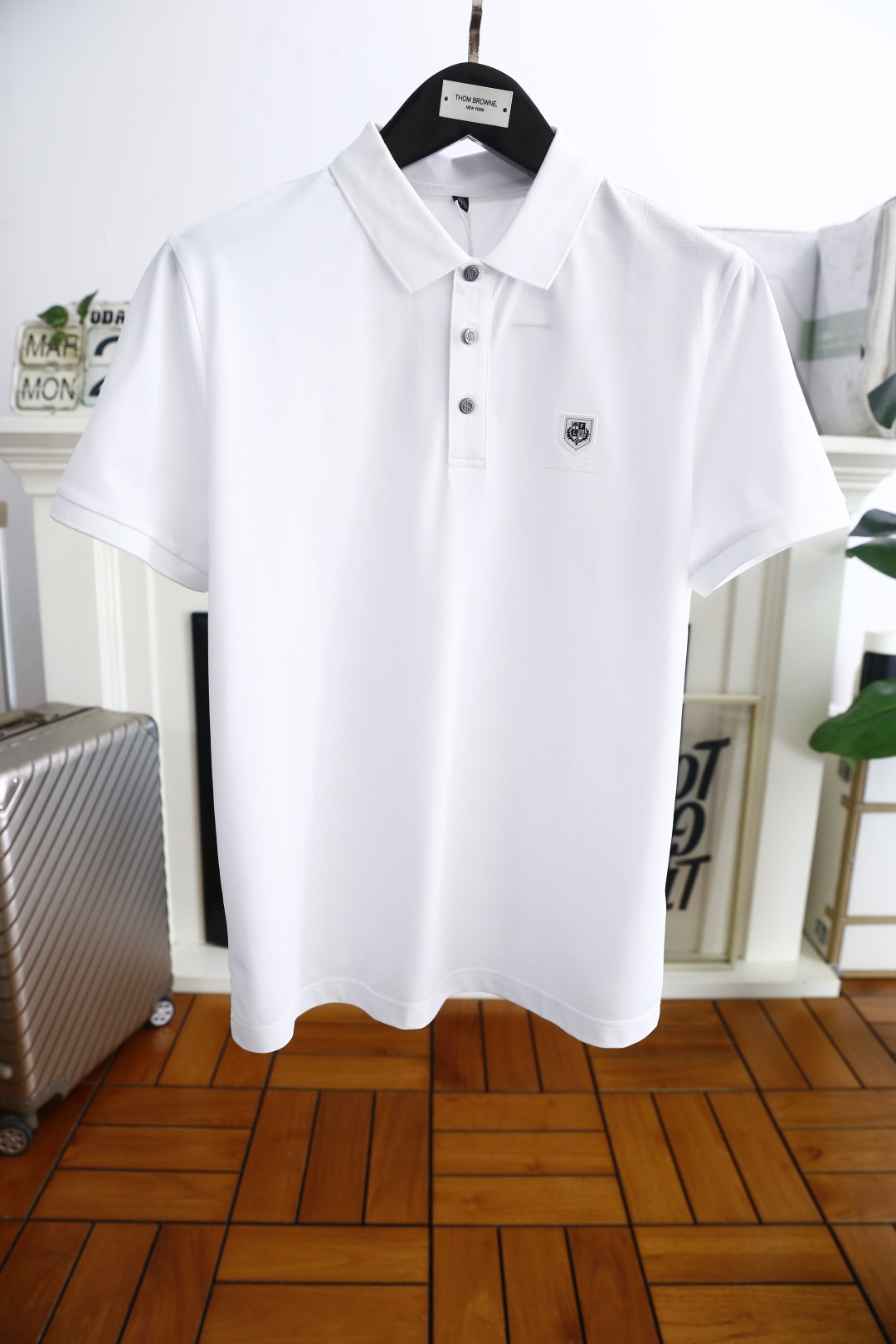 NO:133686,LP. New summer products, classic fashion lapel polo short-sleeved fashion item design, more fashionable and comfortable, high-standard customization, very stylish on the upper body, luxury brand classic LOGO pattern, customer-supplied auxiliary materials, imported high-end fine Judy fabrics have very delicate texture, exquisite details and exquisite craftsmanship, all accessories are provided by foreign customers, a very high shaping item, can be matched with any fashion, super good style, a must-have item for trendy men, counter size: M-4XL, shipped the next day!  ,loro piana,T-shirt,alexander wang19860909LP. 夏季新品经典时尚翻领polo短袖时尚单品设计,更加时尚舒适,高标准定制,上身非常有型,奢华品牌经典LOGO 图案 客供辅料,客供进口高档加细朱迪面料质感非常细腻,细节工艺精湛考究,辅料皆为外商客供,塑造性极高的一款单品,任何时装都可以搭配,版型超级好 潮男必备单品 专柜尺码:M-4XL,隔天出货！,,loro piana,T-shirt,alexander wang,Men's clothing