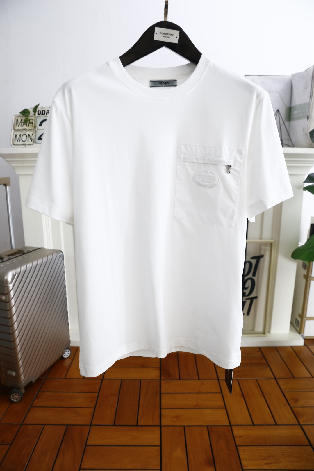 NO:133680,Pula*/Pr*da. New summer products for men's round neck, short sleeves, luxurious classic brand letters LOGO logo marked on the upper body to experience the youthfulness and fashion sense brought by this design!  The overall fashion is fashionable and trendy. The fabric is made of top-quality fabrics for customer supply, soft, skin-friendly and breathable, and has a very crisp and crisp drooping feeling. The upper body is fashionable and fashionable, and it is a must-have item for trendy men!  Counter sizes 48-58, shipped the next day!  ,,prada,T-shirt,alexander wang19860909普拉*/Pr*da. 夏季新品男士圆领短袖奢华经典品牌字母LOGO标识标注上身就能体会这款设计带来的年轻与时尚感！整体时尚而有潮流,面料采用客供顶级面料 柔软亲肤透气 ,又有很好的挺括 垂感 上身时尚潮流色系,潮男必备单品！专柜尺码48-58,隔天出货！,,prada,T-shirt,alexander wang,Men's clothing