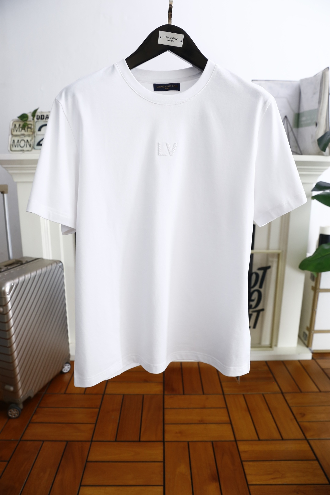 NO:133676,LouisVision*/LV. New summer model!  Fashionable and casual round neck short-sleeved fashion item design, more fashionable and comfortable, high-standard customization, very stylish upper body, luxurious classic letter LOGO pattern, customer-supplied auxiliary materials, customer-supplied imported high-end double mercerized cotton fabric with very delicate texture, exquisite details and exquisite craftsmanship, extremely shaping item, can be matched with any fashion, super good style, a must-have item for trendy men. Counter code: 46-58, shipped the next day!  ,,louis vuitton,louis vuitton,T-shirt,alexander wang19860909路易威*/LV. 夏季新款！时尚休闲圆领短袖时尚单品设计,更加时尚舒适,高标准定制,上身非常有型,奢华经典字母LOGO图案 客供辅料,客供进口高档双丝光棉面料质感非常细腻,细节工艺精湛考究,塑造性极高的一款单品,任何时装都可以搭配,版型超级好 潮男必备单品 专柜码:46-58,隔天出货！,,louis vuitton,louis vuitton,T-shirt,alexander wang,Men's clothing