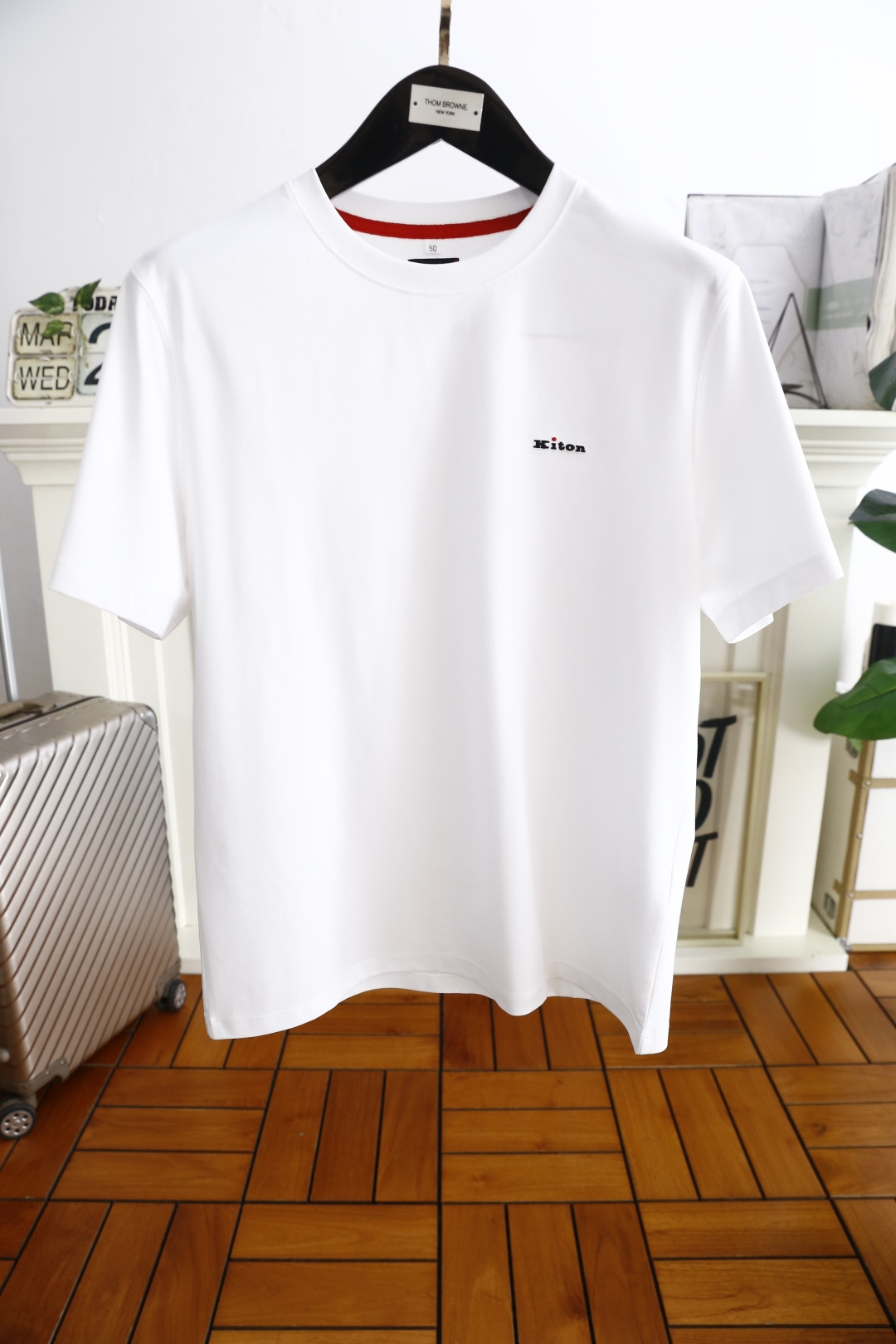 NO:134742,Kiton 2025 summer new product for men's short-sleeved fashion classic round neck design!  The brand letter LOGO matching on the chest!  High-end custom versatile styles that anyone can easily control. Use high-end top double mercerized cotton fabric!  It is very high-end and understandable. It must be purchased!  The style and tailoring are slim styles, which are very exquisite, showing aura and highlighting the exquisiteness of business men. This is the unique feature, the right slim fit, and the upper body effect is very good!  Complete three standards!  Counter size M-3XL, shipped the next day!  ,T-shirt,alexander wang19860909kiton 2025夏季新品男士短袖时尚经典圆领设计！胸前品牌字母LOGO搭配！高级定制百搭款式 任何人都可以轻松驾驭 采用高档顶级双丝光棉面料！非常显档次懂货的必须入！版型剪裁属于修身款 非常精致,显气场,又会凸显商务男士的精致,这就是独到之处,恰到好处的修身,上身效果非常赞！三标齐全！专柜尺码M-3XL,隔天出货！,,T-shirt,alexander wang,Men's clothing