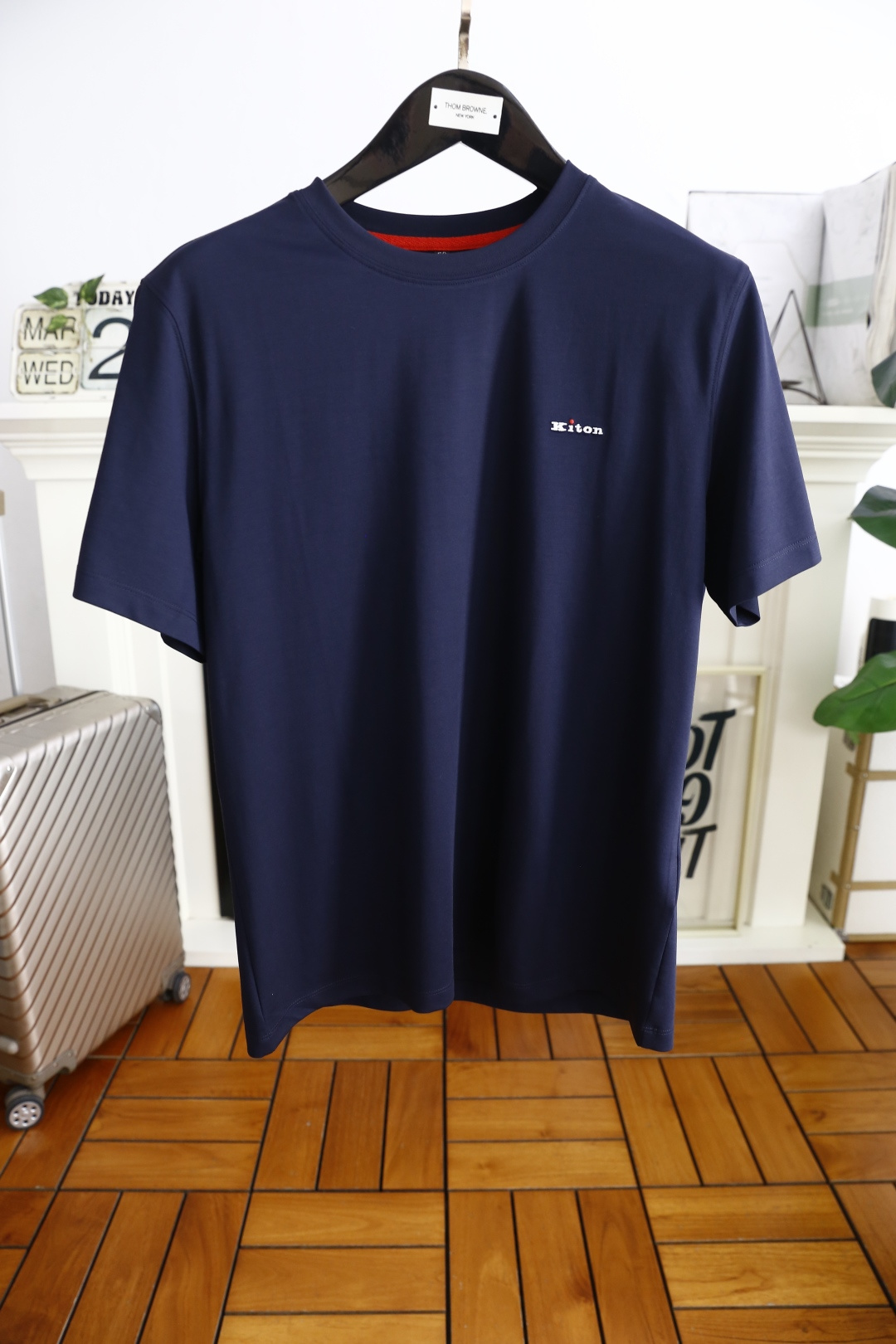 NO:136485,Kiton 2025 summer new product for men's short-sleeved fashion classic round neck design!  The brand letter LOGO matching on the chest!  High-end custom versatile styles that anyone can easily control. Use high-end top double mercerized cotton fabric!  It is very high-end and understandable. It must be purchased!  The style and tailoring are slim styles, which are very exquisite, showing aura and highlighting the exquisiteness of business men. This is the unique feature, the right slim fit, and the upper body effect is very good!  Complete three standards!  Counter size M-3XL, shipped the next day!  ,T-shirt,alexander wang19860909kiton 2025夏季新品男士短袖时尚经典圆领设计！胸前品牌字母LOGO搭配！高级定制百搭款式 任何人都可以轻松驾驭 采用高档顶级双丝光棉面料！非常显档次懂货的必须入！版型剪裁属于修身款 非常精致,显气场,又会凸显商务男士的精致,这就是独到之处,恰到好处的修身,上身效果非常赞！三标齐全！专柜尺码M-3XL,隔天出货！,,T-shirt,alexander wang,Men's clothing