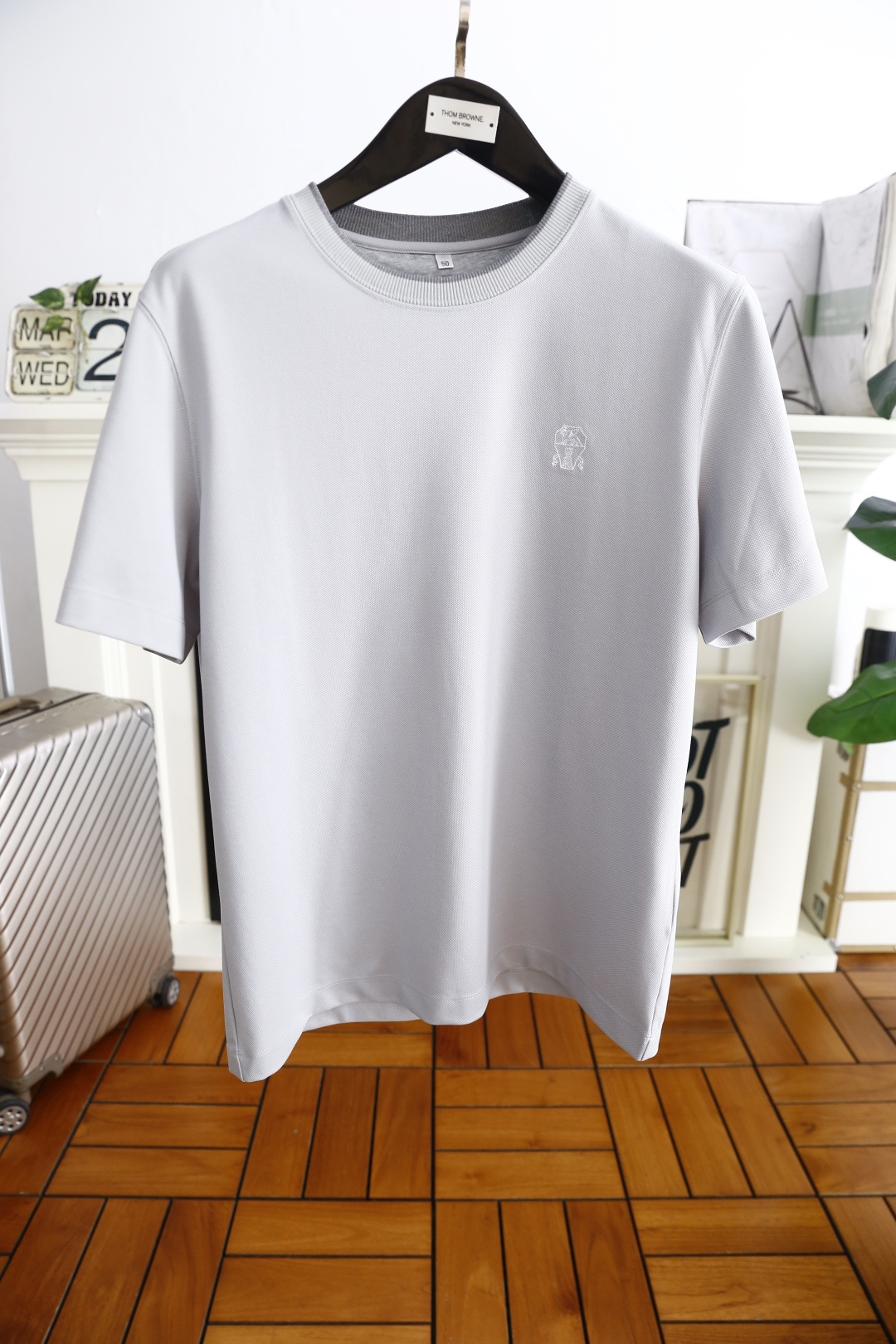 NO:134741,Brunello Cucinelli. 2025 summer new style stylish classic men's pullover short sleeves!  The luxurious letters on the chest are marked with the upper body and you can experience the youthfulness and fashion sense brought by this design!  The overall fashion is fashionable and trendy. The fabric is made of top-quality fabrics for customer supply, soft, skin-friendly and breathable, and has a very crisp and crisp drooping feeling. The upper body is fashionable and fashionable, and it is a must-have item for trendy men!  Counter size M-3XL, shipped the next day!  brunello cucinelli,T-shirt,alexander wang19860909Brunello Cucinelli. 2025夏季新款时尚经典男士套头短袖！胸前奢华字母LOGO标识标注上身就能体会这款设计带来的年轻与时尚感！整体时尚而有潮流,面料采用客供顶级面料 柔软亲肤透气 ,又有很好的挺括 垂感 上身时尚潮流色系,潮男必备单品！专柜尺码M-3XL,隔天出货！,,brunello cucinelli,T-shirt,alexander wang,Men's clothing