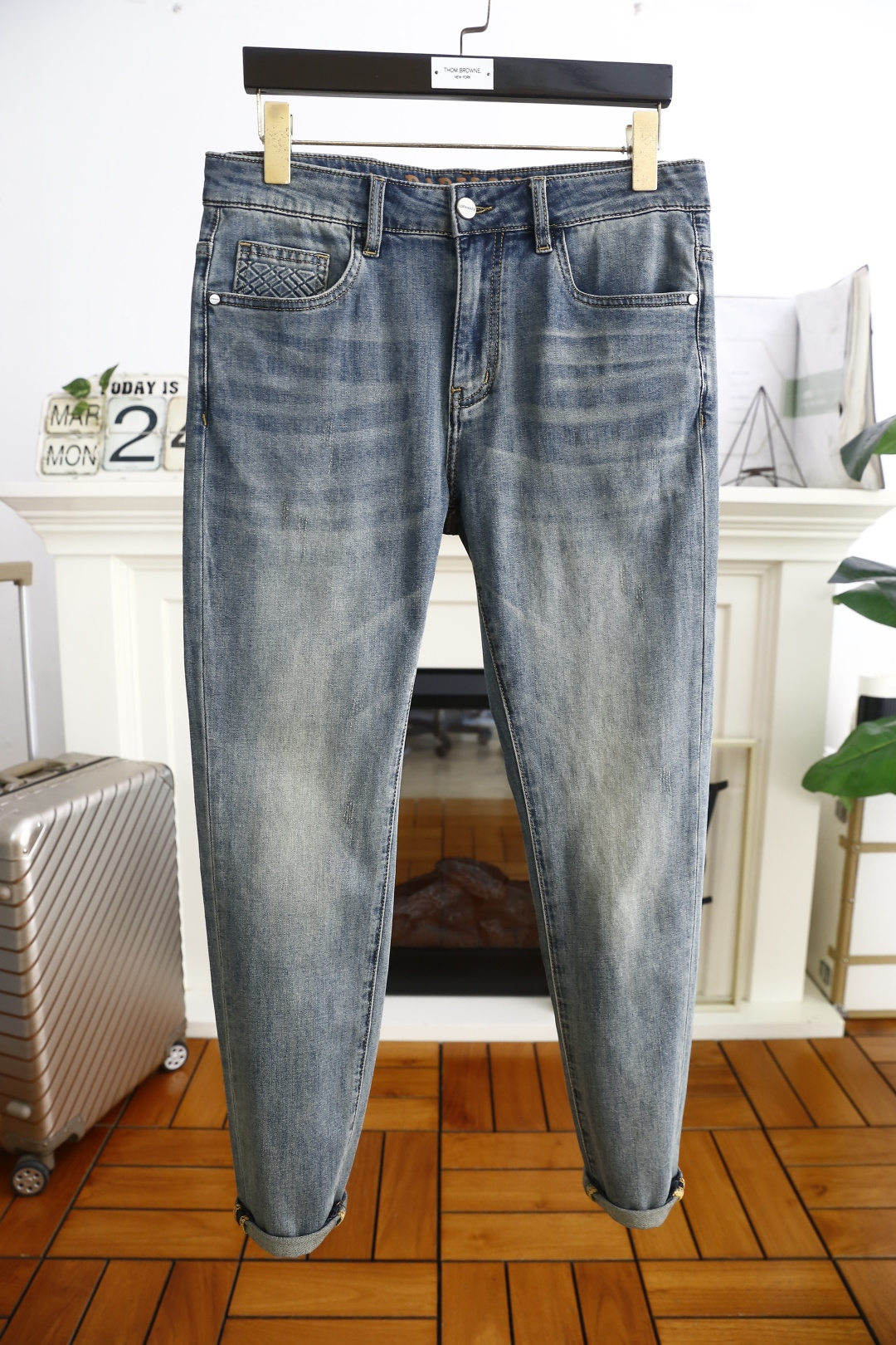 NO:134722,Balenciaga. 25 spring and summer new original single high-end jeans!  Luxury classic brand LOGO accessories, hot-selling models for counters, very comfortable to wear, low-key and luxurious, very classy when worn, no need to say much about the trouser style and cutting. The upper body is exquisite and vivid, high-end and top-grade material. The selection of real palace-grade denim. High-end top-washed denim fabric, excellent quality, and heavy washing makes the pants very soft!  Not picky about people, the upper body is absolutely stylish and extremely luxurious. The counter size is 30-36, and there are 35!  Shipping the next day!  ,balenciaga,balenciaga,jeans,alexander wang19860909巴黎世家/Balenciaga. 25春夏新品原单高端牛仔裤！奢华经典品牌LOGO配饰 专柜热销款 身穿着非常舒适 低调不失奢华 穿出去非常有档次 裤型款式和裁剪亦无需多言 上身精致跃然高档一等一顶级质料 真正殿堂级的牛仔布选用 高档顶级洗水牛仔面料,品质卓然,经过重水洗使得裤子很柔软！不挑人 上身绝对的有型 极度奢华. 专柜尺码30-36,有35！隔天出货！,,balenciaga,balenciaga,jeans,alexander wang,Men's clothing