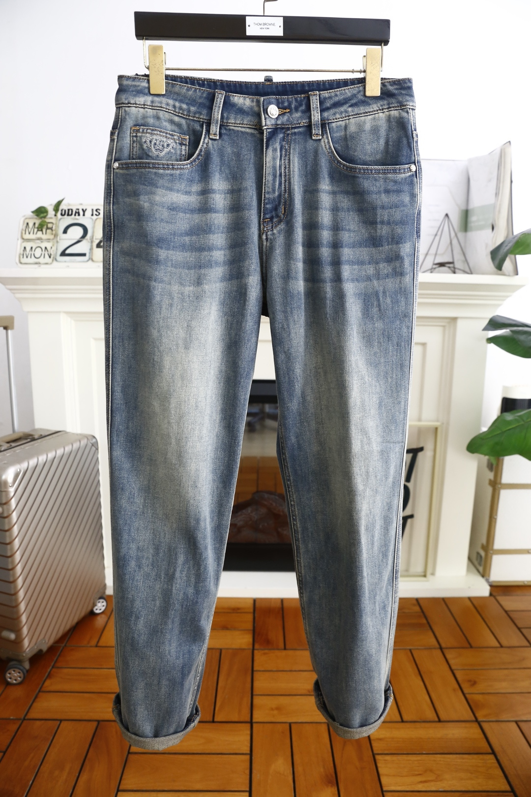 NO:134734,Kavali. 25 spring and summer new original single high-end jeans!  Luxury classic brand LOGO accessories, hot-selling models for counters, very comfortable to wear, low-key and luxurious, very classy when worn, no need to say much about the trouser style and cutting. The upper body is exquisite and vivid, high-end and top-grade material. The selection of real palace-grade denim. High-end top-washed denim fabric, excellent quality, and heavy washing makes the pants very soft!  Not picky about people, the upper body is absolutely stylish and extremely luxurious. The counter size is 29-38, and there are 35!  Shipping the next day!  , jeans,alexander wang19860909卡瓦丽. 25春夏新品原单高端牛仔裤！奢华经典品牌LOGO配饰 专柜热销款 身穿着非常舒适 低调不失奢华 穿出去非常有档次 裤型款式和裁剪亦无需多言 上身精致跃然高档一等一顶级质料 真正殿堂级的牛仔布选用 高档顶级洗水牛仔面料,品质卓然,经过重水洗使得裤子很柔软！不挑人 上身绝对的有型 极度奢华. 专柜尺码29-38,有35！隔天出货！,,jeans,alexander wang,Men's clothing