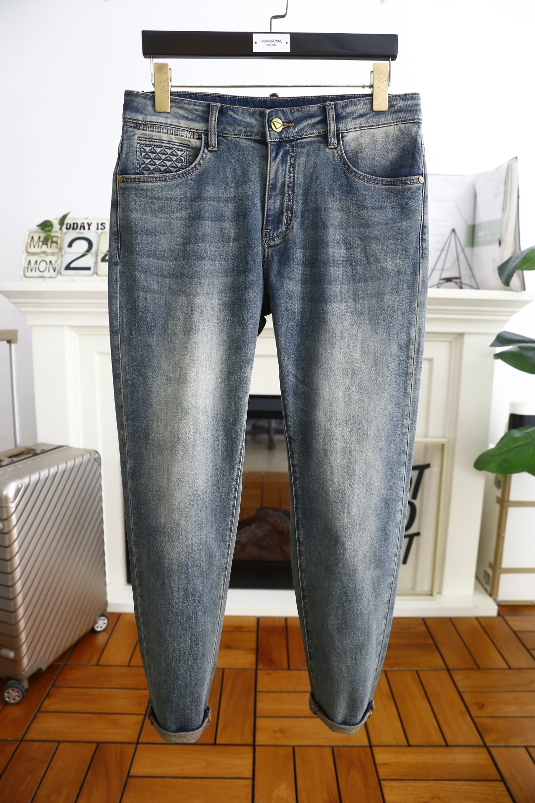 NO:134720,Pula*/Pr*da. 25 new summer original single high-end jeans!  Luxury classic brand LOGO accessories, hot-selling models for counters, very comfortable to wear, low-key and luxurious, very classy when worn, no need to say much about the trouser style and cutting. The upper body is exquisite and vivid, high-end and top-grade material. The selection of real palace-grade denim. High-end top-washed denim fabric, excellent quality, and heavy washing makes the pants very soft!  Not picky about people, the upper body is absolutely stylish and extremely luxurious. The counter size is 29-38, there are 35, and shipped the next day!  ,prada,jeans,alexander wang19860909普拉*/Pr*da. 25夏季新品原单高端牛仔裤！奢华经典品牌LOGO配饰 专柜热销款 身穿着非常舒适 低调不失奢华 穿出去非常有档次 裤型款式和裁剪亦无需多言 上身精致跃然高档一等一顶级质料 真正殿堂级的牛仔布选用 高档顶级洗水牛仔面料,品质卓然,经过重水洗使得裤子很柔软！不挑人 上身绝对的有型 极度奢华. 专柜尺码29-38,有35,隔天出货！,,prada,jeans,alexander wang,Men's clothing