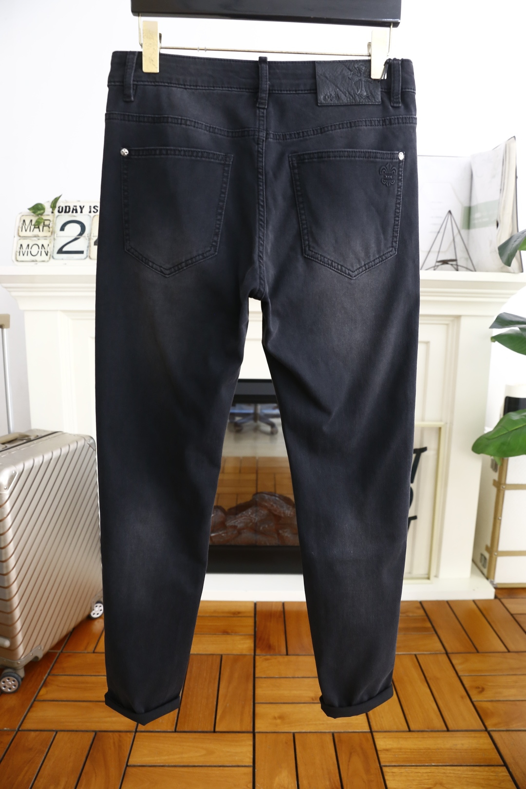 NO:134724,Crowxin. 2025 summer new product original single high-end men's dark versatile casual pants!  Luxury and classic brand LOGO accessories, very comfortable to wear, low-key and luxurious, very classy when worn, no need to say anything about the style and cutting of the pants. The upper body is exquisite and vivid, and the top quality is top-quality. The selection of truly palace-grade denim. High-end top-washed denim fabric, excellent quality, and heavy washing makes the pants very soft!  Not picky about people, the upper body is absolutely stylish and extremely luxurious. Counter size 29-38, 35/37!  Shipping the next day!  ,,chrome hearts,alexander wang19860909克罗心. 2025夏季新品原单高端男士深色百搭休闲裤！奢华经典品牌LOGO配饰 身穿着非常舒适 低调不失奢华 穿出去非常有档次 裤型款式和裁剪亦无需多言 上身精致跃然高档一等一顶级质料 真正殿堂级的牛仔布选用 高档顶级洗水牛仔面料,品质卓然,经过重水洗使得裤子很柔软！不挑人 上身绝对的有型 极度奢华. 专柜尺码 29-38,有35/无37！隔天出货！,,chrome hearts,alexander wang,Men's clothing