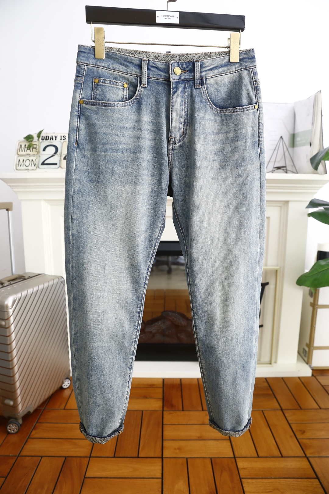 NO:134732,LP. 2025 summer new product fashionable men's classic stretch-foot jeans, men must buy light-colored jeans with customer-supplied stretch jeans!  The custom logo of luxury classic brand highlights the brand's characteristics, and fashion trends have therefore become one of the biggest selling points and are extremely cost-effective. There is no confusion or trouble of color conflict. Such a rich high-end jeans are absolutely fashionable, casual and versatile!  A must-have for trendy men!  Counter sizes 29-36, there are 35!  Shipping the next day!  loro piana jeans alexander wang19860909LP. 2025夏季新品时尚男士经典弹力小脚牛仔裤,男士必入手浅色牛仔裤采用客供水洗弹力牛仔裤！奢华经典品牌定制Logo标志彰显品牌特征,时尚潮流因此已成为最大卖点之一而性价比又极高,没有颜色冲突的困惑或困扰,这么一款丰富内练高端牛仔裤,绝对时尚休闲百搭款！潮男必备！专柜尺码29-36,有35！隔天出货！,,loro piana,jeans,alexander wang,Men's clothing