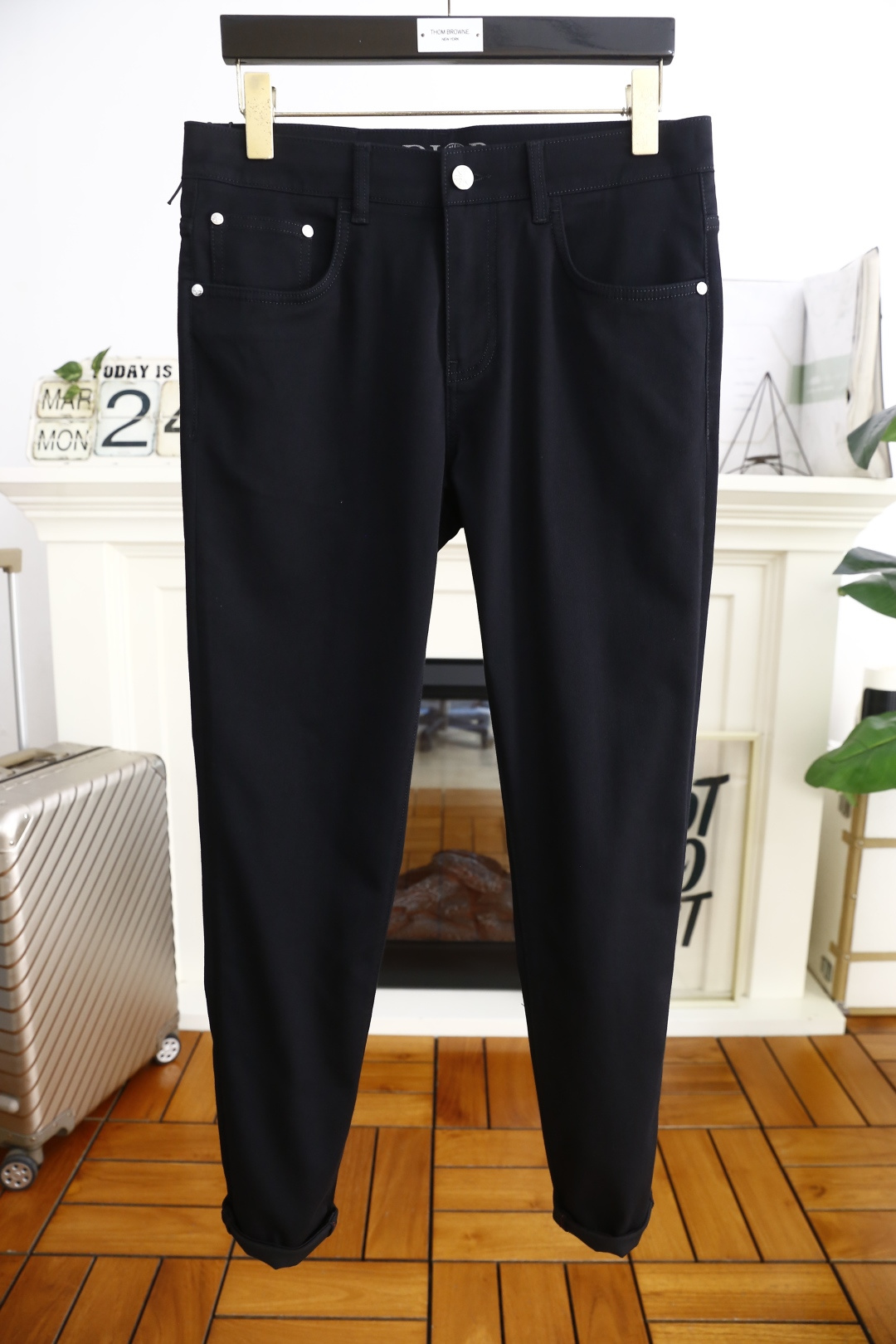 NO:134730,Dior/Christian Di*r. 2025 summer new product original single high-end men's dark versatile casual pants!  Luxury and classic brand LOGO accessories, very comfortable to wear, low-key and luxurious, very classy when worn, no need to say anything about the style and cutting of the pants. The upper body is exquisite and vivid, and the top quality is top-quality. The selection of truly palace-grade denim. High-end top-washed denim fabric, excellent quality, and heavy washing makes the pants very soft!  Not picky about people, the upper body is absolutely stylish and extremely luxurious. Counter size 29-38, 35/37!  Shipping the next day!  ,dior,alexander wang19860909迪奥/Christian Di*r. 2025夏季新品原单高端男士深色百搭休闲裤！奢华经典品牌LOGO配饰 身穿着非常舒适 低调不失奢华 穿出去非常有档次 裤型款式和裁剪亦无需多言 上身精致跃然高档一等一顶级质料 真正殿堂级的牛仔布选用 高档顶级洗水牛仔面料,品质卓然,经过重水洗使得裤子很柔软！不挑人 上身绝对的有型 极度奢华. 专柜尺码 29-38,有35/无37！隔天出货！,,dior,alexander wang,Men's clothing