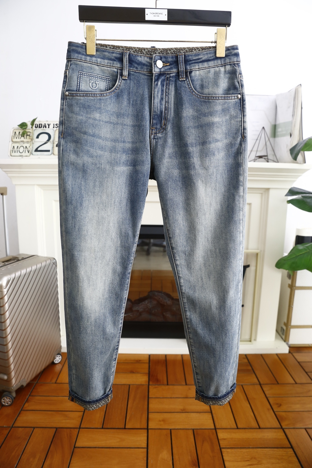 NO:134735,Ferragamo. 2025 summer new product fashionable men's classic stretch small foot jeans, men must buy light-colored jeans with customer-supplied stretch jeans!  The custom logo of luxury classic brand highlights the brand's characteristics, and fashion trends have therefore become one of the biggest selling points and are extremely cost-effective. There is no confusion or trouble of color conflict. Such a rich high-end jeans are absolutely fashionable, casual and versatile!  A must-have for trendy men!  Counter sizes 29-36, there are 35!  Shipping the next day!  , ferragamo, jeans,alexander wang19860909菲拉格慕. 2025夏季新品时尚男士经典弹力小脚牛仔裤,男士必入手浅色牛仔裤采用客供水洗弹力牛仔裤！奢华经典品牌定制Logo标志彰显品牌特征,时尚潮流因此已成为最大卖点之一而性价比又极高,没有颜色冲突的困惑或困扰,这么一款丰富内练高端牛仔裤,绝对时尚休闲百搭款！潮男必备！专柜尺码29-36,有35！隔天出货！,,ferragamo,jeans,alexander wang,Men's clothing