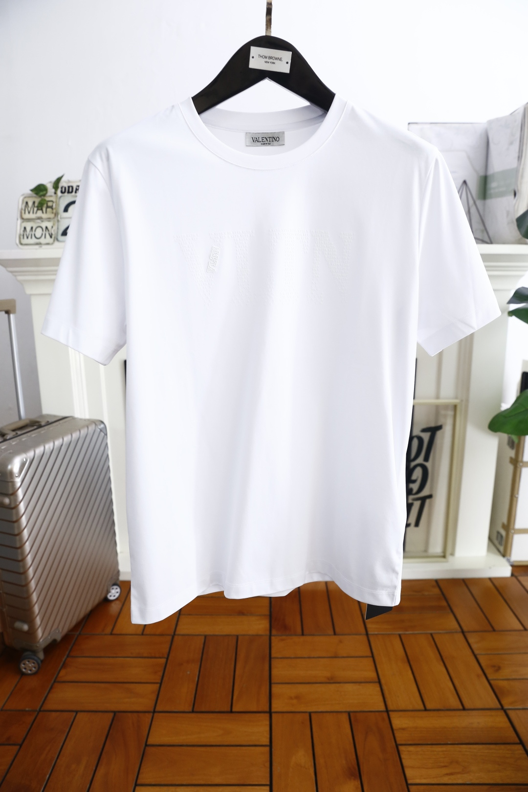 NO:134740,Valentino. 2025 summer new product for men's round neck short sleeves, luxury brand LOGO logo on the chest, you can appreciate the youthfulness and fashion sense brought by this design!  The overall style is fashionable and trendy, using comfortable and breathable fabric, soft, skin-friendly and breathable, and has a very crisp and crisp drooping feeling. The upper body is fashionable and fashionable, and it is a must-have item for trendy men!  Counter size S-4XL, shipped the next day!  , valentino, T-shirt,alexander wang19860909华伦天奴. 2025夏季新品男士圆领短袖胸前奢华品牌LOGO标识标注上身就能体会这款设计带来的年轻与时尚感！整体时尚而有潮流,采用舒适透气面料 柔软亲肤透气 ,又有很好的挺括 垂感 上身时尚潮流色系,潮男必备单品！专柜尺码S-4XL,隔天出货！,,valentino,T-shirt,alexander wang,Men's clothing