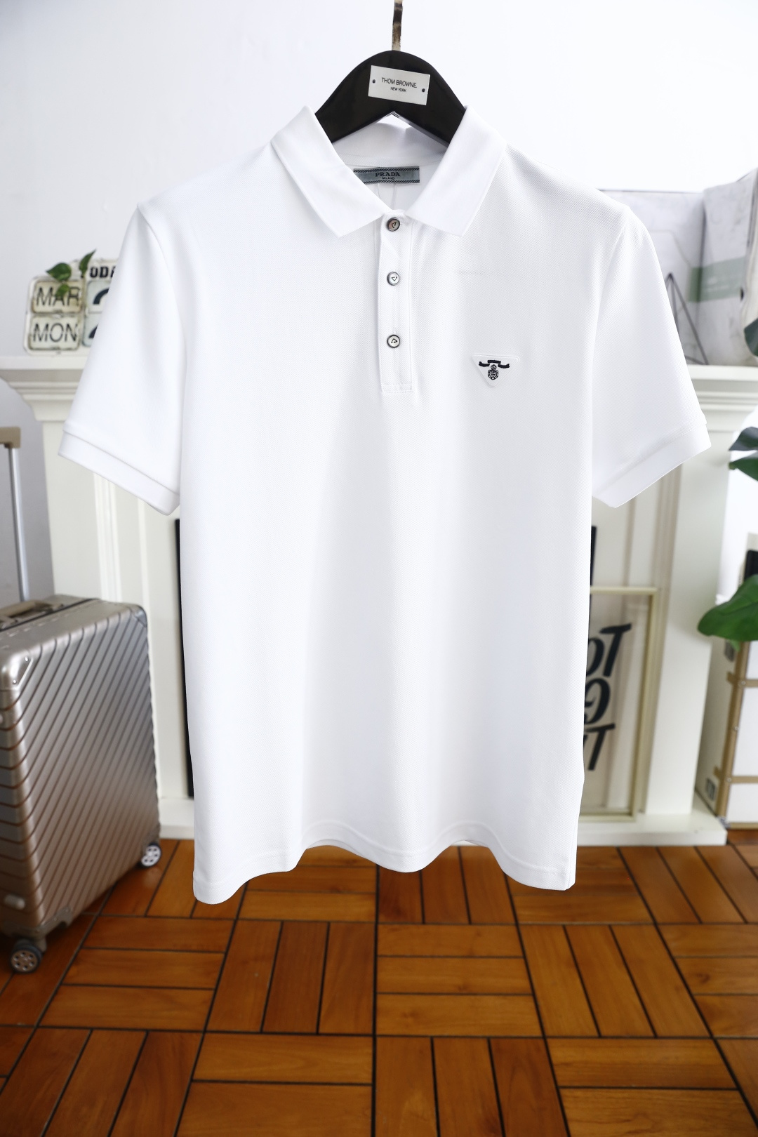 NO:134739,Pula*/Pr*da. New products for summer 2025!  Classic fashion lapel polo short-sleeved fashion item design, more fashionable and comfortable, high-standard customization, very stylish on the upper body, luxury brand classic LOGO pattern customer-supplied auxiliary materials, imported high-end comfortable breathable fabric with very delicate texture, exquisite and exquisite detailing and exquisite accessories, all supplied by foreign customers, a very shaping item, can be matched with any fashion, super good style, a must-have item for trendy men, counter size: 46-58, shipped the next day!  ,,prada,T-shirt,alexander wang19860909普拉*/Pr*da. 2025夏季新品！经典时尚翻领polo短袖时尚单品设计,更加时尚舒适,高标准定制,上身非常有型,奢华品牌经典LOGO图案 客供辅料,采用进口高档舒适透气面料质感非常细腻,细节工艺精湛考究,辅料皆为外商客供,塑造性极高的一款单品,任何时装都可以搭配,版型超级好 潮男必备单品 专柜尺码:46-58,隔天出货！,,prada,T-shirt,alexander wang,Men's clothing