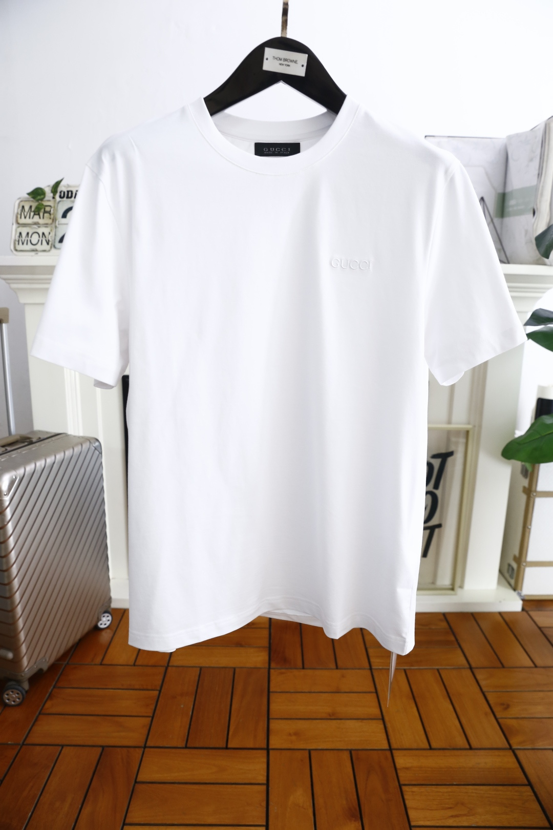 NO:134743,Gucci/G*cci. New summer 2025!  Fashionable and casual round neck short-sleeved fashion item design, more fashionable and comfortable, high-standard customization, very stylish upper body, luxurious classic original brand letter LOGO pattern, customer-supplied auxiliary materials, customer-supplied imported high-end double mercerized cotton fabric with very delicate texture, exquisite details and exquisite craftsmanship, extremely shaping item, can be matched with any fashion, super good style, a must-have item for trendy men. Counter code: S-4XL, shipped the next day!  ,gucci,T-shirt,alexander wang19860909古驰/G*cci. 2025夏季新款！时尚休闲圆领短袖时尚单品设计,更加时尚舒适,高标准定制,上身非常有型,奢华经典原版品牌字母LOGO图案 客供辅料,客供进口高档双丝光棉面料质感非常细腻,细节工艺精湛考究,塑造性极高的一款单品,任何时装都可以搭配,版型超级好 潮男必备单品 专柜码:S-4XL,隔天出货！,,gucci,T-shirt,alexander wang,Men's clothing