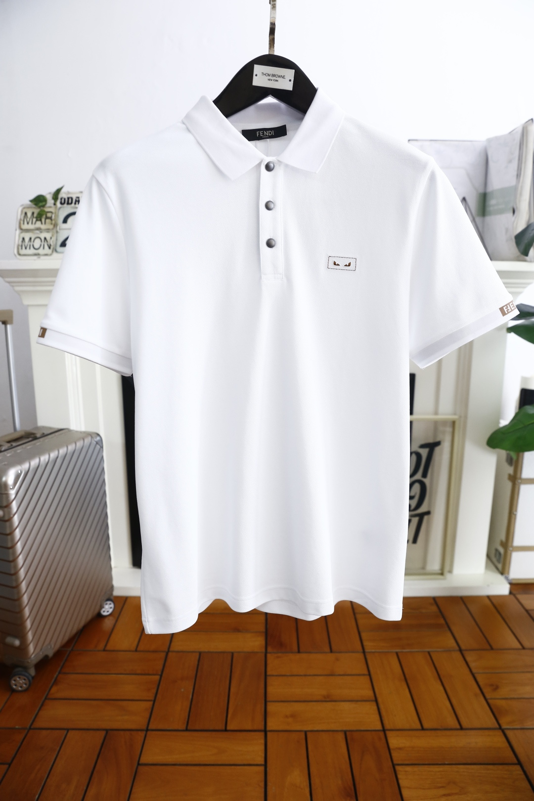 NO:134736,Fendi/Fe*di. 2025 summer new product classic fashion lapel polo short-sleeved fashion item design, more fashionable and comfortable, high-standard customization, very stylish upper body, luxury brand classic LOGO pattern customer-supplied auxiliary materials, customer-supplied imported high-end fine Judi fabric has very delicate texture, exquisite and exquisite detailing and exquisite accessories, all supplied by foreign merchants, a very high shaping item, can be matched with any fashion, super good style, a must-have item for trendy men, counter size: M-4XL, shipped the next day!  ,fendi,T-shirt,alexander wang19860909芬迪/Fe*di. 2025夏季新品经典时尚翻领polo短袖时尚单品设计,更加时尚舒适,高标准定制,上身非常有型,奢华品牌经典LOGO 图案 客供辅料,客供进口高档加细朱迪面料质感非常细腻,细节工艺精湛考究,辅料皆为外商客供,塑造性极高的一款单品,任何时装都可以搭配,版型超级好 潮男必备单品 专柜尺码:M-4XL,隔天出货！,,fendi,T-shirt,alexander wang,Men's clothing