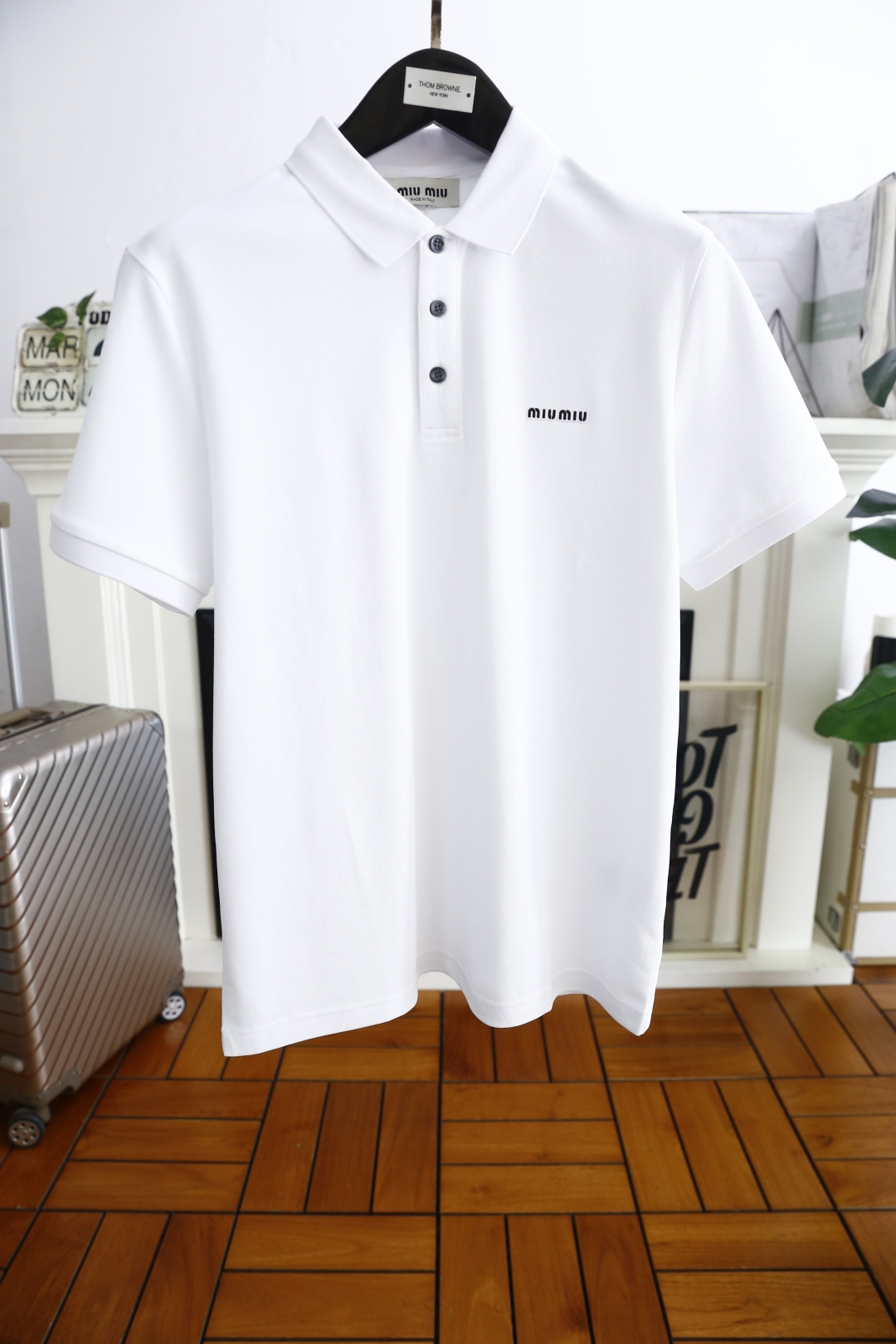 NO:134737,miumiu. 2025 summer new product classic fashion lapel polo short-sleeved fashion item design, more fashionable and comfortable, high-standard customization, very stylish upper body, luxury brand classic letter LOGO pattern customer-supplied auxiliary materials, customer-supplied imported high-end fine Judy fabric has very delicate texture, exquisite details and exquisite craftsmanship, auxiliary materials are all supplied by foreign customers, a very high shaping item, can be matched with any fashion, super good style, a must-have item for trendy men, counter size: M-4XL, shipped the next day!  ,miumiu,T-shirt,alexander wang19860909miumiu. 2025夏季新品经典时尚翻领polo短袖时尚单品设计,更加时尚舒适,高标准定制,上身非常有型,奢华品牌经典字母LOGO 图案 客供辅料,客供进口高档加细朱迪面料质感非常细腻,细节工艺精湛考究,辅料皆为外商客供,塑造性极高的一款单品,任何时装都可以搭配,版型超级好 潮男必备单品 专柜尺码:M-4XL,隔天出货！,,miumiu,T-shirt,alexander wang,Men's clothing