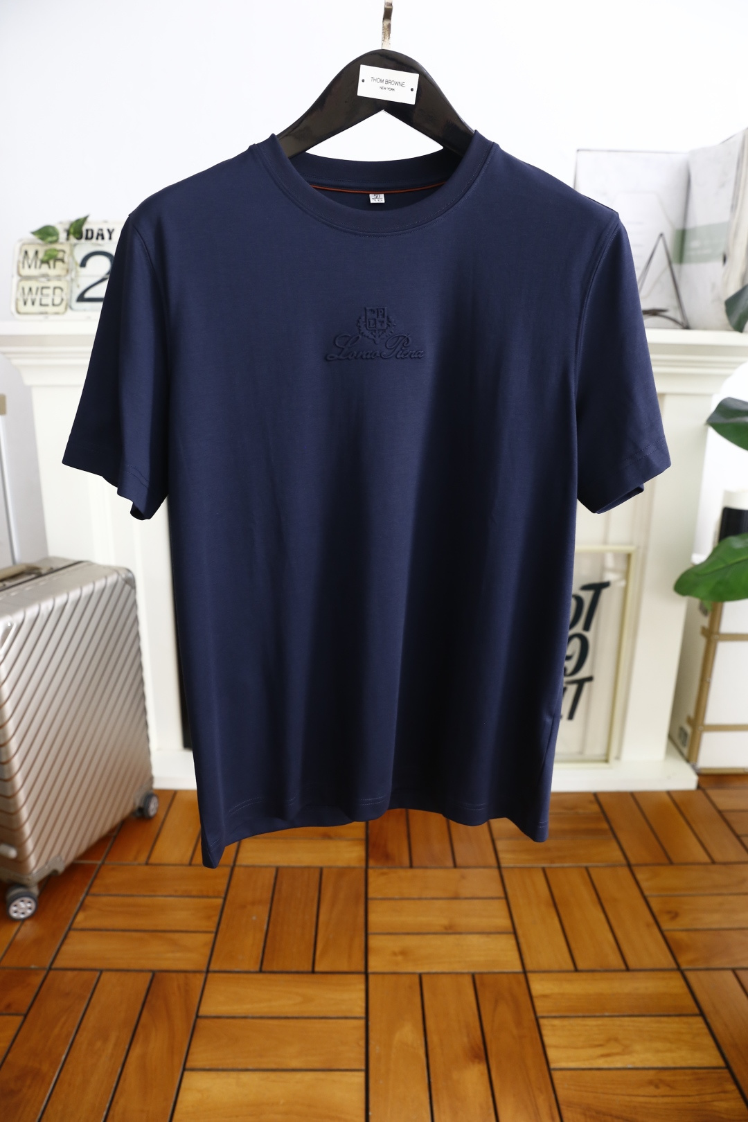 NO:136483,LP. 2025 summer new product fashionable round neck short sleeve high-end custom versatile style!  More practical, anyone can easily control it. It adopts classic comfortable and breathable fabric craftsmanship. The luxury classic brand letter logo design is very high-end and those who understand goods must enter!  The style and tailoring are slim styles, which are very exquisite, showing aura and highlighting the exquisiteness of business men. This is the unique feature, the right slim fit, and the upper body effect is very good!  Counter size 48-56, shipped the next day!  ,loro piana,T-shirt,alexander wang19860909LP. 2025夏季新品时尚圆领短袖高级定制百搭款式！更有实用感 任何人都可以轻松驾驭 采用经典舒适透气面料工艺 奢华经典品牌字母logo设计,非常显档次懂货的必须入！版型剪裁属于修身款 非常精致,显气场,又会凸显商务男士的精致,这就是独到之处,恰到好处的修身,上身效果非常赞！专柜尺码48-56,隔天出货！,,loro piana,T-shirt,alexander wang,Men's clothing