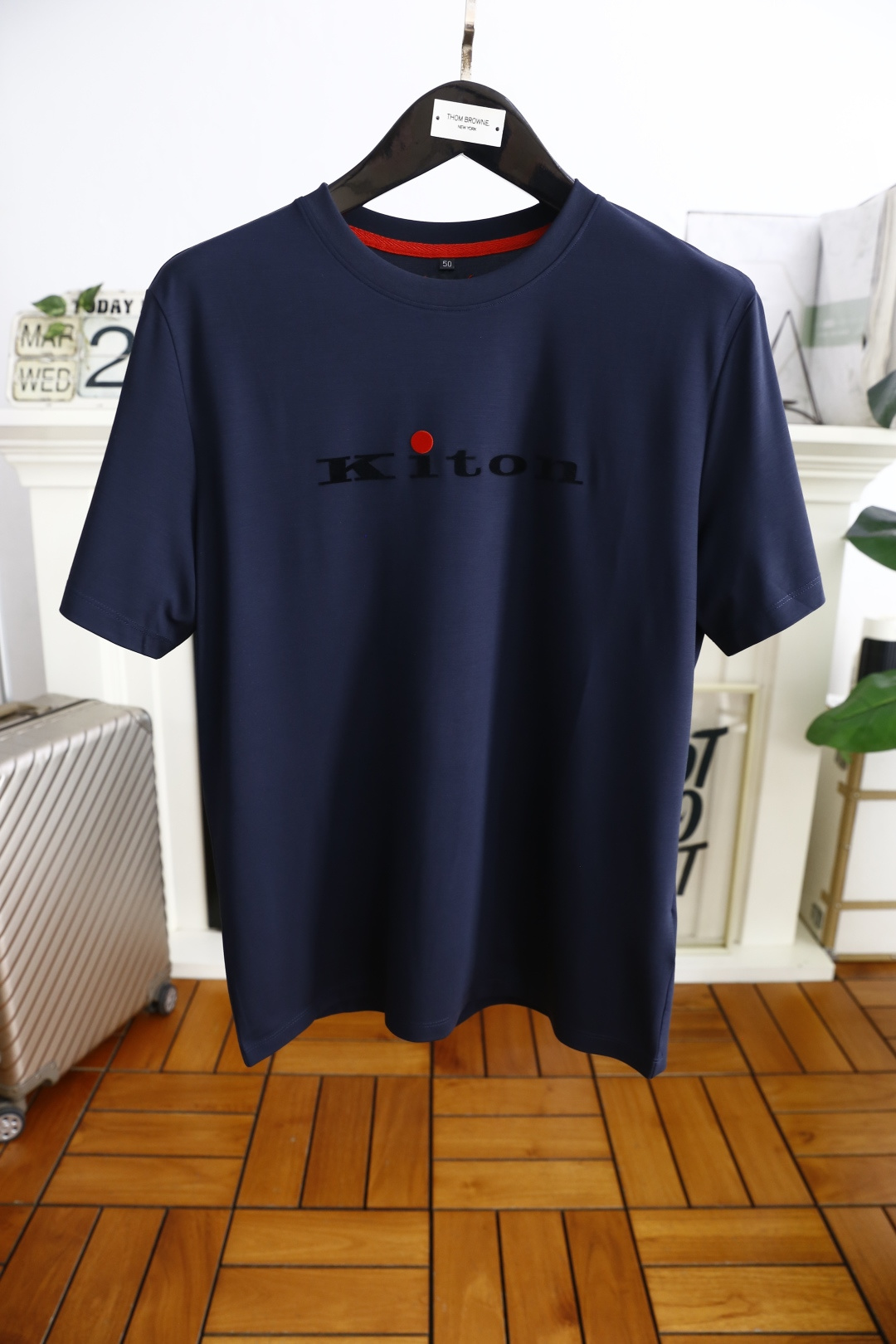 NO:136481,Kiton 2025 summer new product for men's short-sleeved fashion classic round neck design!  The brand letter LOGO matching on the chest!  High-end custom versatile styles that anyone can easily control. Use high-end top double mercerized cotton fabric!  It is very high-end and understandable. It must be purchased!  The style and tailoring are slim styles, which are very exquisite, showing aura and highlighting the exquisiteness of business men. This is the unique feature, the right slim fit, and the upper body effect is very good!  Counter size M-3XL, shipped the next day!  ,T-shirt,alexander wang19860909kiton 2025夏季新品男士短袖时尚经典圆领设计！胸前品牌字母LOGO搭配！高级定制百搭款式 任何人都可以轻松驾驭 采用高档顶级双丝光棉面料！非常显档次懂货的必须入！版型剪裁属于修身款 非常精致,显气场,又会凸显商务男士的精致,这就是独到之处,恰到好处的修身,上身效果非常赞！专柜尺码M-3XL,隔天出货！,,T-shirt,alexander wang,Men's clothing