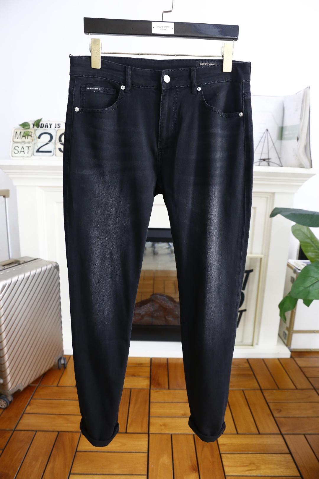 NO:136479,Dolce & Gabbana. 2025 spring and summer new product original single high-end men's dark versatile casual pants!  Luxury classic brand letter LOGO accessories. It is very comfortable to wear, low-key and luxurious, and it is very classy when worn. There is no need to say much about the style and cutting of the pants. The upper body is exquisite and vivid, and the top quality is top-quality. The selection of truly palace-grade denim. High-end top-washed denim fabric is of excellent quality. It has made the pants very soft after heavy washing!  Not picky about people, the upper body is absolutely stylish and extremely luxurious. Counter size 29-38, no 35/37!  Shipping the next day!  ,Dolce & Gabbana,Dolce & Gabbana,alexander wang19860909杜嘉班纳/Dolce & Gabbana. 2025春夏新品原单高端男士深色百搭休闲裤！奢华经典品牌字母LOGO配饰 身穿着非常舒适 低调不失奢华 穿出去非常有档次 裤型款式和裁剪亦无需多言 上身精致跃然高档一等一顶级质料 真正殿堂级的牛仔布选用 高档顶级洗水牛仔面料,品质卓然,经过重水洗使得裤子很柔软！不挑人 上身绝对的有型 极度奢华. 专柜尺码 29-38,无35/37！隔天出货！,,Dolce&Gabbana,Dolce&Gabbana,alexander wang,Men's clothing