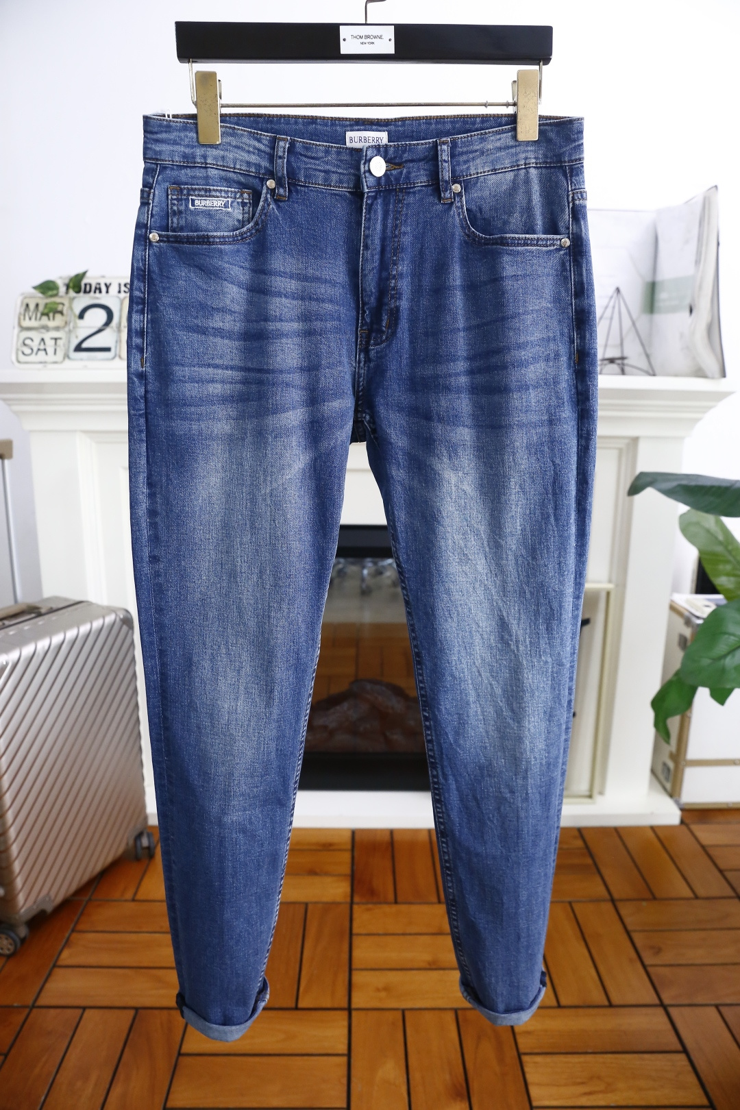 NO:136490,Burber*y. 25 spring and summer new original single high-end men's casual pants!  Luxury classic brand leather LOGO accessories, hot-selling models for overseas counters, very comfortable to wear, low-key and luxurious, very classy when worn, no need to say much about the trouser style and cutting. The upper body is exquisite and vivid, high-end and top-grade material. The selection of real palace-grade denim. High-end top-washed denim fabric, excellent quality, and heavy washing makes the pants very soft!  Not picky about people, the upper body is absolutely stylish and extremely luxurious. Counter size 29-38, no 35/37!  Shipping the next day!  ,burberry,burberry,alexander wang19860909巴宝丽/Burber*y. 25春夏新品原单高端男士休闲裤！奢华经典品牌皮牌LOGO配饰 海外专柜热销款 身穿着非常舒适 低调不失奢华 穿出去非常有档次 裤型款式和裁剪亦无需多言 上身精致跃然高档一等一顶级质料 真正殿堂级的牛仔布选用 高档顶级洗水牛仔面料,品质卓然,经过重水洗使得裤子很柔软！不挑人 上身绝对的有型 极度奢华. 专柜尺码 29-38,无35/37！隔天出货！,,burberry,burberry,alexander wang,Men's clothing