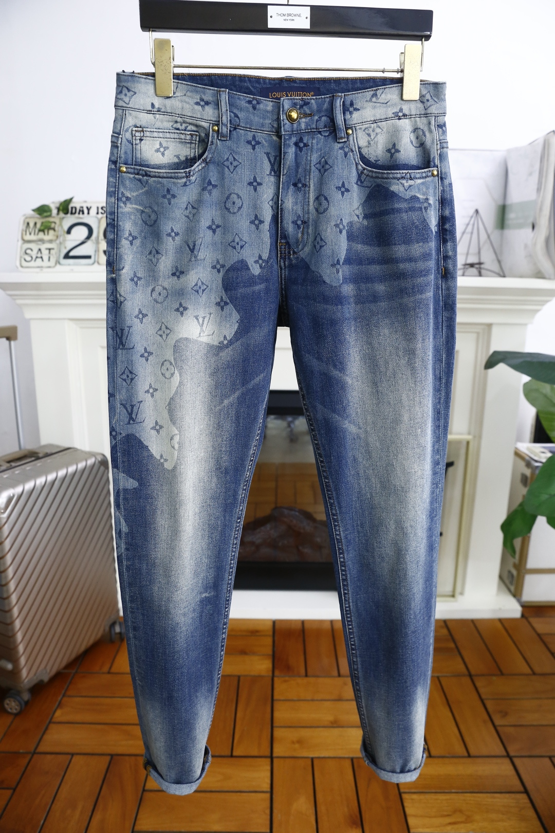 NO:136488,Louis Vuit*on. 25 spring and summer new original single high-end men's casual pants!  Luxury classic brand LOGO accessories, hot-selling models for overseas counters, very comfortable to wear, low-key and luxurious, very classy when worn, no need to say much about the trouser style and cutting. The upper body is exquisite and vivid, high-end and top-grade material. The selection of real palace-grade denim. High-end top-washed denim fabric, excellent quality, and heavy washing makes the pants very soft!  Not picky about people, the upper body is absolutely stylish and extremely luxurious. Counter size 29-38, no 35/37!  Shipping the next day!  ,,louis vuitton,louis vuitton,alexander wang19860909路易威登/Louis Vuit*on. 25春夏新品原单高端男士休闲裤！奢华经典品牌LOGO配饰 海外专柜热销款 身穿着非常舒适 低调不失奢华 穿出去非常有档次 裤型款式和裁剪亦无需多言 上身精致跃然高档一等一顶级质料 真正殿堂级的牛仔布选用 高档顶级洗水牛仔面料,品质卓然,经过重水洗使得裤子很柔软！不挑人 上身绝对的有型 极度奢华. 专柜尺码 29-38,无35/37！隔天出货！,,louis vuitton,louis vuitton,alexander wang,Men's clothing