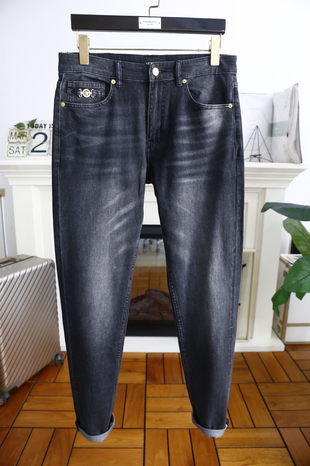 NO:136492,Fan Size/Vers*ce. 2025 spring and summer new product original single high-end men's dark versatile casual pants!  Luxury and classic brand LOGO accessories, very comfortable to wear, low-key and luxurious, very classy when worn, no need to say anything about the style and cutting of the pants. The upper body is exquisite and vivid, and the top quality is top-quality. The selection of truly palace-grade denim. High-end top-washed denim fabric, excellent quality, and heavy washing makes the pants very soft!  Not picky about people, the upper body is absolutely stylish and extremely luxurious. Counter size 29-38, no 35/37!  Shipping the next day!  , versace, versace, alexander wang19860909范思泽/Vers*ce. 2025春夏新品原单高端男士深色百搭休闲裤！奢华经典品牌LOGO配饰 身穿着非常舒适 低调不失奢华 穿出去非常有档次 裤型款式和裁剪亦无需多言 上身精致跃然高档一等一顶级质料 真正殿堂级的牛仔布选用 高档顶级洗水牛仔面料,品质卓然,经过重水洗使得裤子很柔软！不挑人 上身绝对的有型 极度奢华. 专柜尺码 29-38,无35/37！隔天出货！,,versace,versace,alexander wang,Men's clothing