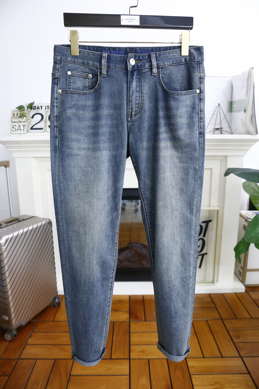 NO:135093,Burpberry/Bur*erry. 2025 spring and summer new fashion men's classic stretch-foot jeans, men must buy light-colored jeans with customer-supplied stretch jeans!  The luxury classic brand Zhanma Logo logo highlights the brand characteristics, and fashion trends have therefore become one of the biggest selling points and are extremely cost-effective. There is no confusion or trouble of color conflict. Such a rich high-end jeans are absolutely fashionable, casual and versatile!  A must-have for trendy men!  The counter size is 29-40, and there are 35!  Shipping the next day!  ,burberry,burberry,jeans,alexander wang19860909巴宝丽/Bur*erry. 2025春夏新品时尚男士经典弹力小脚牛仔裤,男士必入手浅色牛仔裤采用客供水洗弹力牛仔裤！奢华经典品牌战马Logo标志彰显品牌特征,时尚潮流因此已成为最大卖点之一而性价比又极高,没有颜色冲突的困惑或困扰,这么一款丰富内练高端牛仔裤,绝对时尚休闲百搭款！潮男必备！专柜尺码29-40,有35！隔天出货！,,burberry,burberry,jeans,alexander wang,Men's clothing