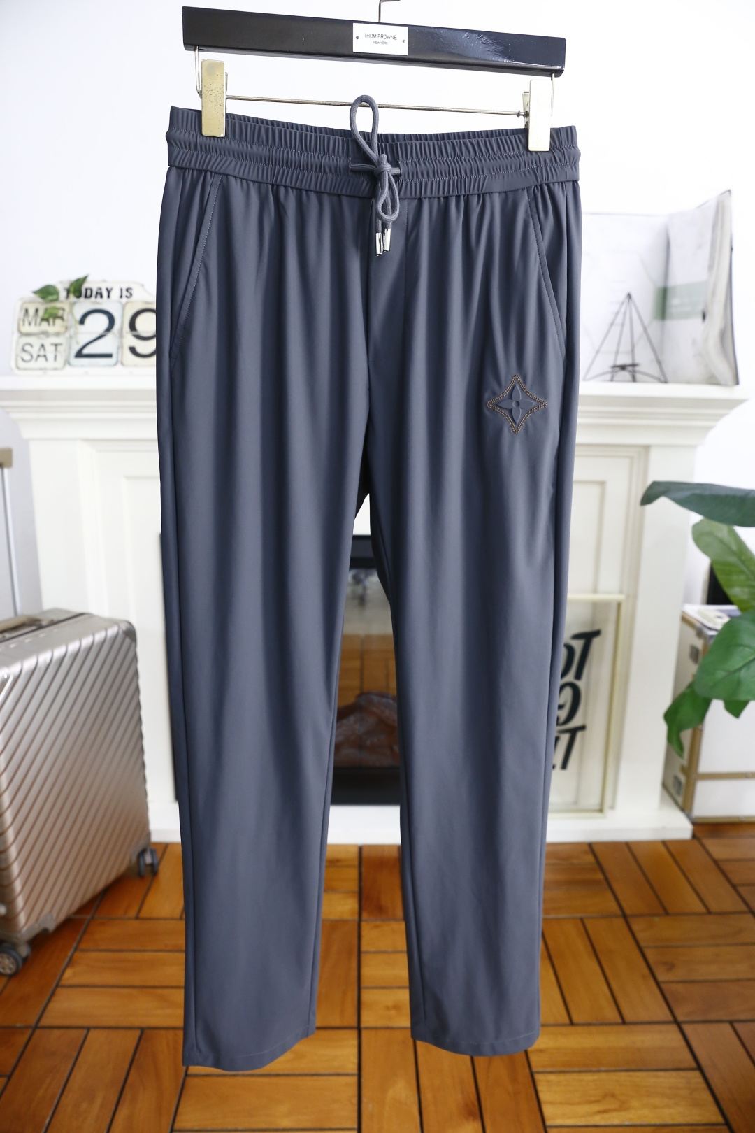 NO:135071,Louis Vuit*/Louis Vuit*on. 2025 summer new product fashionable men's elastic waist casual pants!  Luxury classic brand LOGO pattern design!  It greatly improves matching. Combined style. The two sides insert bags are made of comfortable and quick-drying fabric. It is made of customer-supplied blended material. It is skin-friendly, soft and breathable, and has a good feeling of wearing. The full-quality hardware and accessories are ordered, and it is a must-have item in spring and summer!  Counter size S-4XL, shipped the next day!  ,,louis vuitton,louis vuitton,alexander wang19860909路易威*/Louis Vuit*on. 2025夏季新品时尚男士松紧腰休闲裤！奢华经典品牌LOGO图案设计！大大提升了搭配性 合体的版型 两侧插袋 采用舒适速干面料 客供混纺的材质 亲肤柔软透气,有着很好的穿着体感 五金辅料全品相订单,春夏必备单品！专柜尺码S-4XL,隔天出货！,,louis vuitton,louis vuitton,alexander wang,Men's clothing