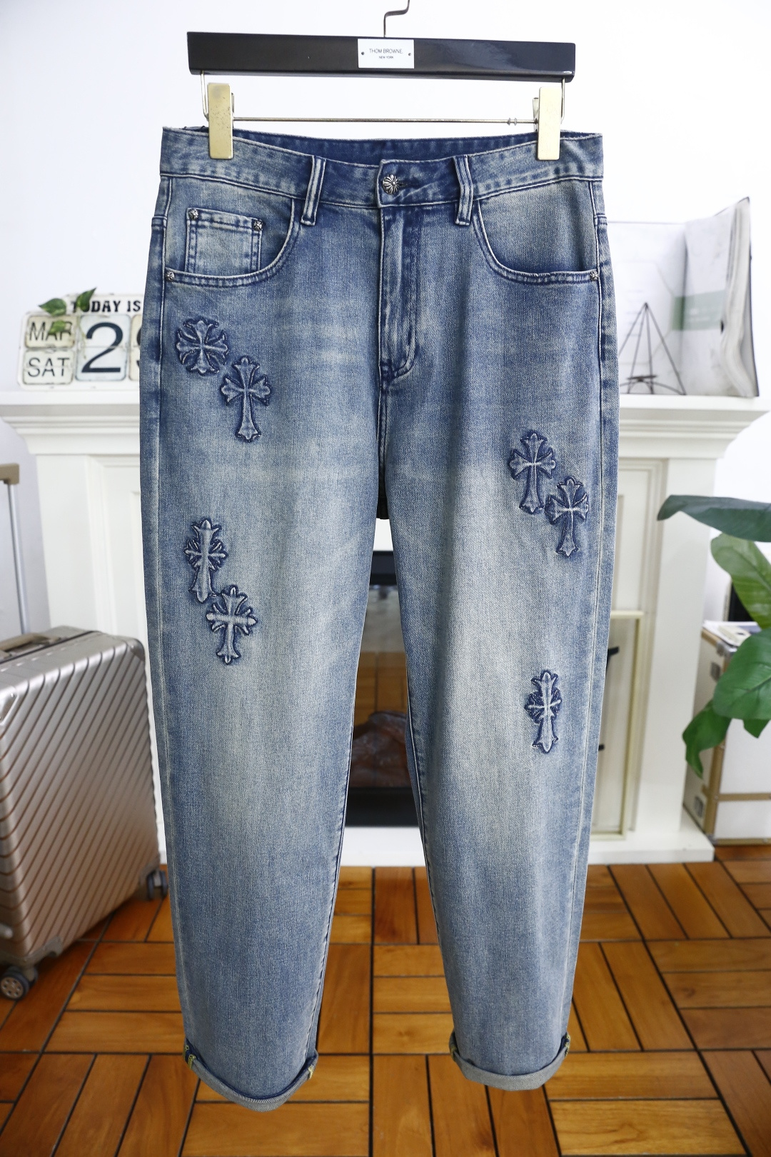 NO:135096,Crowxin. 25 spring and summer new product original single high-end men's jeans luxury classic brand cross LOGO accessories. Hot-selling models for overseas counters. They are very comfortable to wear, low-key and luxurious. They are very classy when worn. There is no need to say much about the trouser style and cutting. The upper body is exquisite and vivid, and the top quality is top quality. The selection of real palace-grade denim. High-end top washing denim fabric, excellent quality, and heavy washing makes the pants very soft!  Not picky about people, the upper body is absolutely stylish and extremely luxurious. Counter size S-3XL, shipped the next day!  , chrome hearts, jeans,alexander wang19860909克罗心. 25春夏新品原单高端男士牛仔裤奢华经典品牌十字架LOGO配饰 海外专柜热销款 身穿着非常舒适 低调不失奢华 穿出去非常有档次 裤型款式和裁剪亦无需多言 上身精致跃然高档一等一顶级质料 真正殿堂级的牛仔布选用 高档顶级洗水牛仔面料,品质卓然,经过重水洗使得裤子很柔软！不挑人 上身绝对的有型 极度奢华. 专柜尺码 S-3XL,隔天出货！,,chrome hearts,jeans,alexander wang,Men's clothing