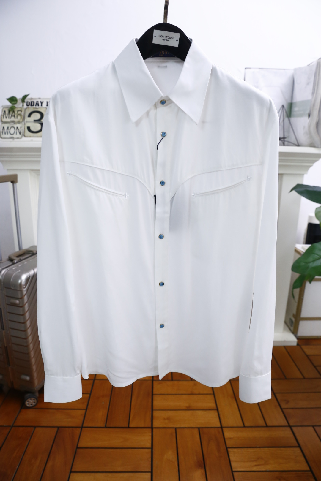 NO:135106,Louis Vuit*/Louis Vuit*on. New spring 2025!  The highest version of the fashion classic lapel shirt in the market is complete with three standards. The design of luxury classic brand elements is perfect. It is a cabinet-in-the-box, predictable hot product, high-end top-quality comfortable fabric, master-level tailoring, invincible texture, excellent skin-friendly and exquisite craftsmanship, smooth lines, perfect matching!  Easy to upgrade the sense of fashion, with high recognition, excellent upper body effect, extremely exquisite workmanship, neat and meticulous routes, and can be matched for business or daily leisure!  Counter size M-3XL, shipped the next day!  ,,louis vuitton,louis vuitton,shirts,alexander wang19860909路易威*/Louis Vuit*on. 2025春季新款！时尚经典翻领衬衫市场最高版本三标齐全奢华经典品牌元素设计品相完美如斯,属于入柜级别,可预见性的爆款,高级顶级舒适面料,大师级剪裁,质感无敌,亲肤性极佳工艺精湛,线条流畅,完美搭配！轻松将时髦感进阶,有着高强辨识度,上身效果超赞,做工极为考究严谨,走线工整细致,商务抑或日常休闲均可搭配！专柜尺码 M-3XL,隔天出货！,,louis vuitton,louis vuitton,shirts,alexander wang,Men's clothing