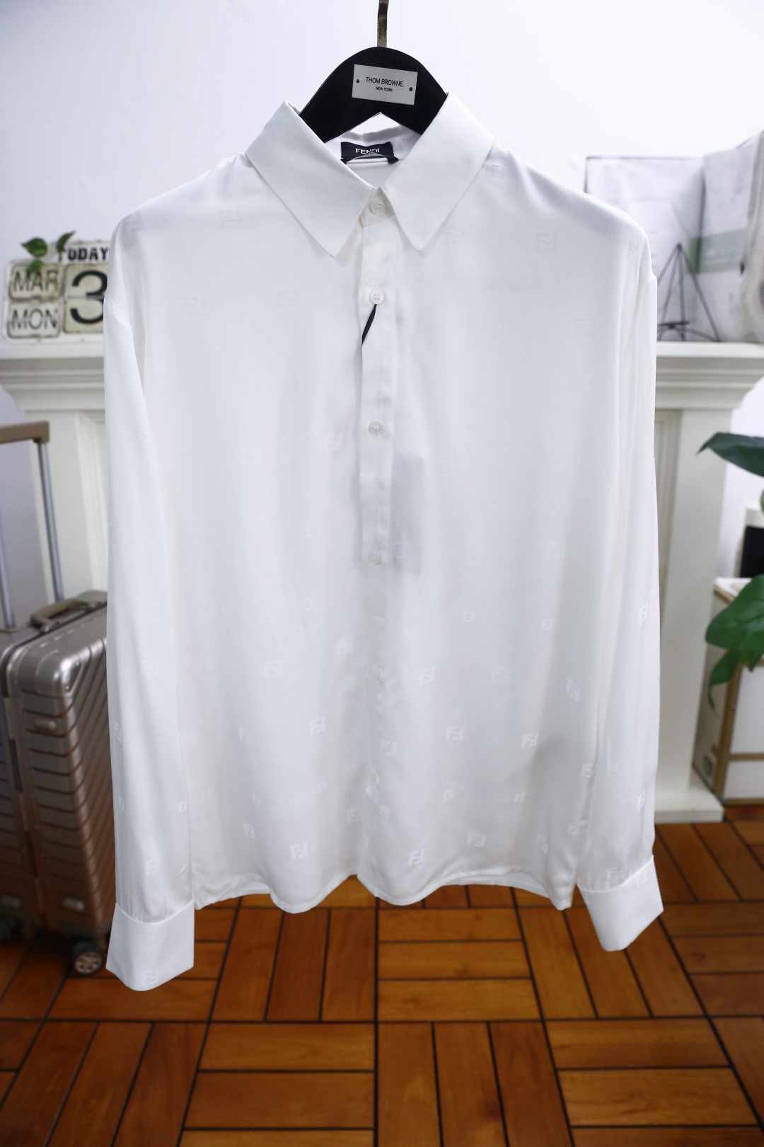 NO:135104,Fendi/Fe*di. New spring 2025!  The highest version of the fashionable classic lapel shirt in the market is complete with three standards. The luxury brand classic jacquard LOGO design is perfect, it is a cabinet-in-the-box, predictable hot product, high-end top comfortable fabric, master-level tailoring, invincible texture, excellent skin-friendly and exquisite craftsmanship, smooth lines, perfect matching!  Easy to upgrade the sense of fashion, with high recognition, excellent upper body effect, extremely exquisite workmanship, neat and meticulous routes, and can be matched for business or daily leisure!  Counter size M-3XL, shipped the next day!  ,fendi,shirts,alexander wang19860909芬迪/Fe*di. 2025春季新款！时尚经典翻领衬衫市场最高版本三标齐全奢华品牌经典提花LOGO设计品相完美如斯,属于入柜级别,可预见性的爆款,高级顶级舒适面料,大师级剪裁,质感无敌,亲肤性极佳工艺精湛,线条流畅,完美搭配！轻松将时髦感进阶,有着高强辨识度,上身效果超赞,做工极为考究严谨,走线工整细致,商务抑或日常休闲均可搭配！专柜尺码 M-3XL,隔天出货！,,fendi,shirts,alexander wang,Men's clothing