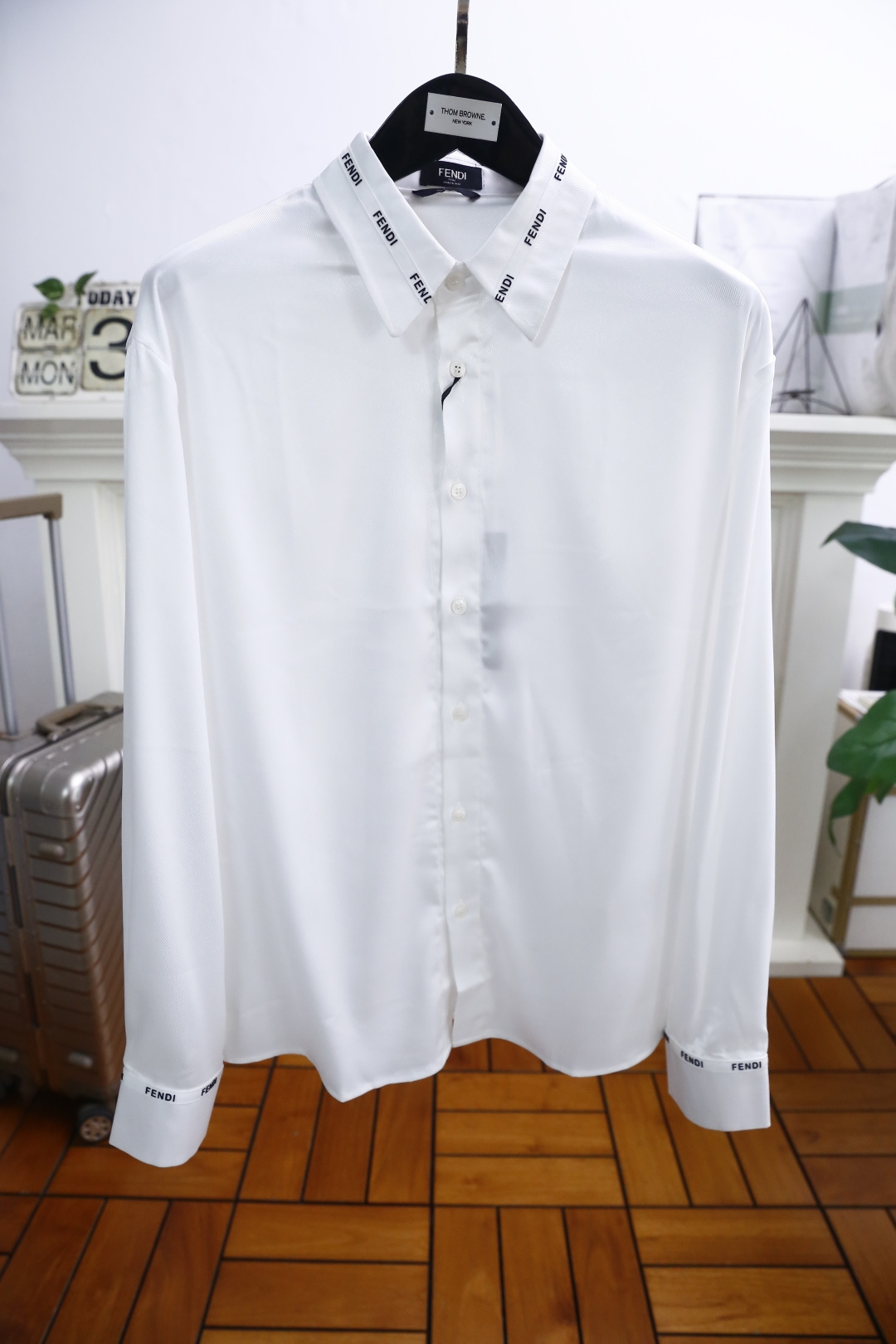 NO:135102,Fendi/Fe*di. The new spring 2025 fashion men's long-sleeved shirt has three-standard complete chest brand classic elements design, which is perfect in the cabinet level, predictable hot product, high-end top comfortable fabric, master-level tailoring, invincible texture, excellent skin-friendly and exquisite craftsmanship, smooth lines, perfect matching!  Easy to upgrade the sense of fashion, with high recognition, excellent upper body effect, extremely exquisite workmanship, neat and meticulous routes, and can be matched for business or daily leisure!  Counter size M-3XL, shipped the next day!  ,fendi,shirts,alexander wang19860909芬迪/Fe*di. 2025春季新款时尚男士长袖衬衫三标齐全胸前品牌经典元素设计品相完美如斯,属于入柜级别,可预见性的爆款,高级顶级舒适面料,大师级剪裁,质感无敌,亲肤性极佳工艺精湛,线条流畅,完美搭配！轻松将时髦感进阶,有着高强辨识度,上身效果超赞,做工极为考究严谨,走线工整细致,商务抑或日常休闲均可搭配！专柜尺码 M-3XL,隔天出货！,,fendi,shirts,alexander wang,Men's clothing