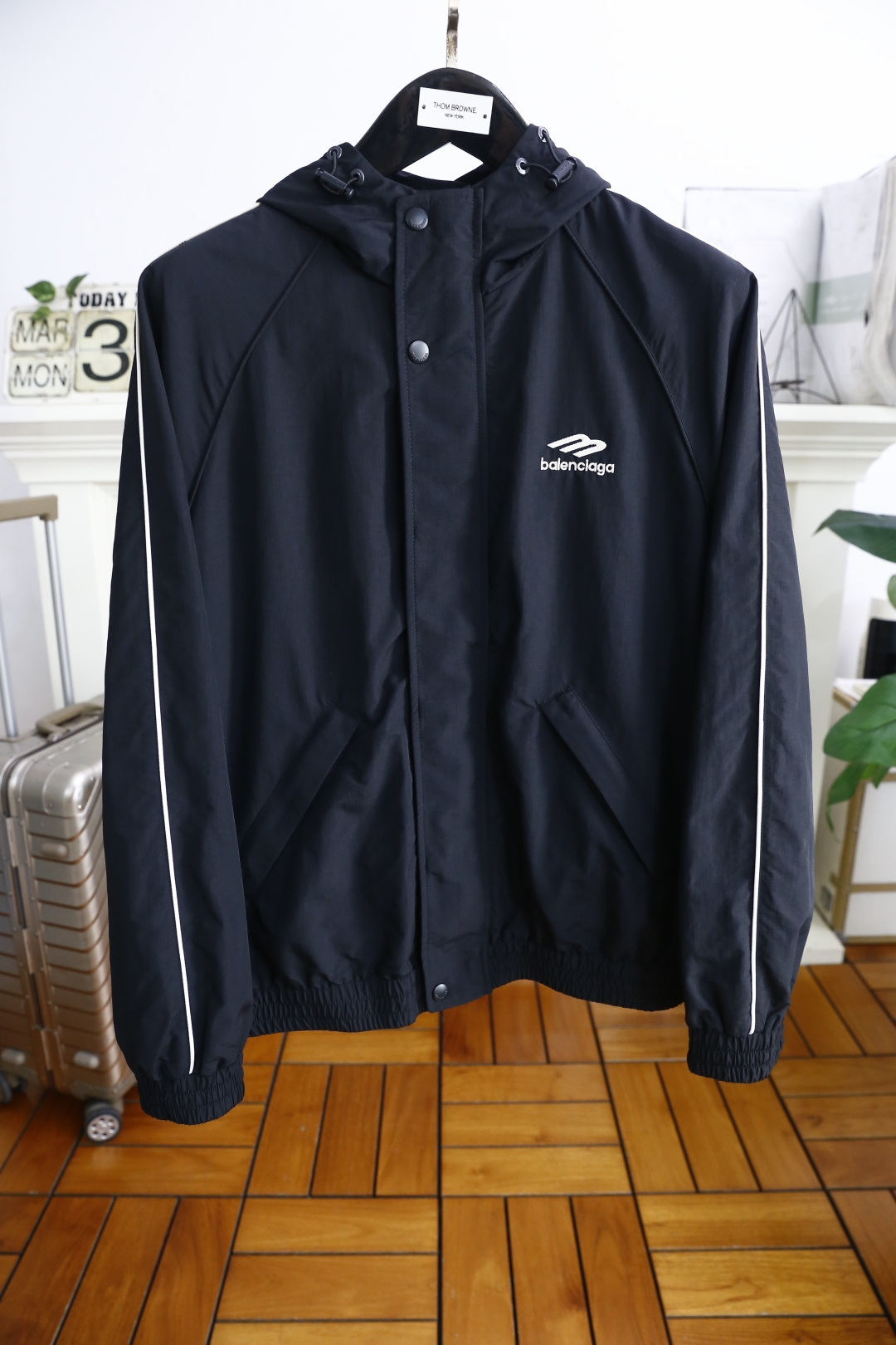 NO:135086,Balenciaga. New products for spring 2025!  Classic Fashion Hooded Men's Jacket!  Comfortable and versatile, extremely popular item!  Complete three standards!  The original LOGO of the luxury classic brand is made of comfortable and breathable fabric, with a high-quality material, with very delicate texture, exquisite and exquisite detailing and exquisite auxiliary materials. All the accessories are provided by foreign merchants. It is a single item with extremely high shaping. The shape on the street is absolutely eye-catching, and it is an excellent equipment that can be selected from thousands of people!  Counter size M-3XL, shipped the next day!  ,balenciaga,balenciaga,jackets & coats,hats,alexander wang19860909巴黎世家/Balenciaga. 2025春季新品！经典时尚连帽男士夹克！舒适百搭,人气极高的一款单品！三标齐全！奢华经典品牌原版LOGO搭配采用舒适透气面料高克重材质,质感非常细腻,细节工艺精湛考究,辅料皆为外商客供,塑造性极高的一款单品,出街造型绝对招眼吸睛,万里挑一的绝佳装备！专柜尺码M-3XL,隔天出货！,,balenciaga,balenciaga,jackets & coats,hats,alexander wang,Men's clothing