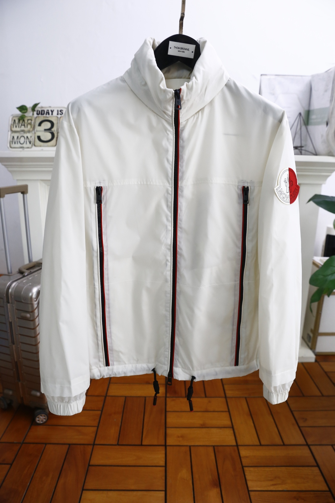 NO:135097,Monc*er. New men's jacket for spring 2025!  Complete three standards!  The fashionable stand-up collar is paired with luxurious classic brand elements. The logo is very recognizable and has a stunning effect, demonstrating the extremely high brand fashion proposition and perfectly interpreting the brand's characteristics and soul!  It is made of comfortable quick-drying fabric, high-weight material, very delicate texture, exquisite and exquisite detailing and exquisite auxiliary materials, and is a single product with extremely high shaping. Its appearance on the street is absolutely eye-catching and has an excellent equipment that can be selected from thousands of people!  Counter size M-3XL, shipped the next day!  ,Moncler,jackets & coats,jackets & coats,alexander wang19860909蒙口/Monc*er. 2025春季新品男士夹克外套！三标齐全！时尚立领搭配奢华经典品牌元素logo辨识度非常鲜明,效果惊艳,彰显了极高的品牌时髦主张,完美诠释了品牌的特质及灵魂所在！采用舒适速干面料高克重材质,质感非常细腻,细节工艺精湛考究,辅料皆为外商客供,塑造性极高的一款单品,出街造型绝对招眼吸睛,万里挑一的绝佳装备！专柜尺码M-3XL,隔天出货！,,Moncler,jackets & coats,jackets & coats,alexander wang,Men's clothing