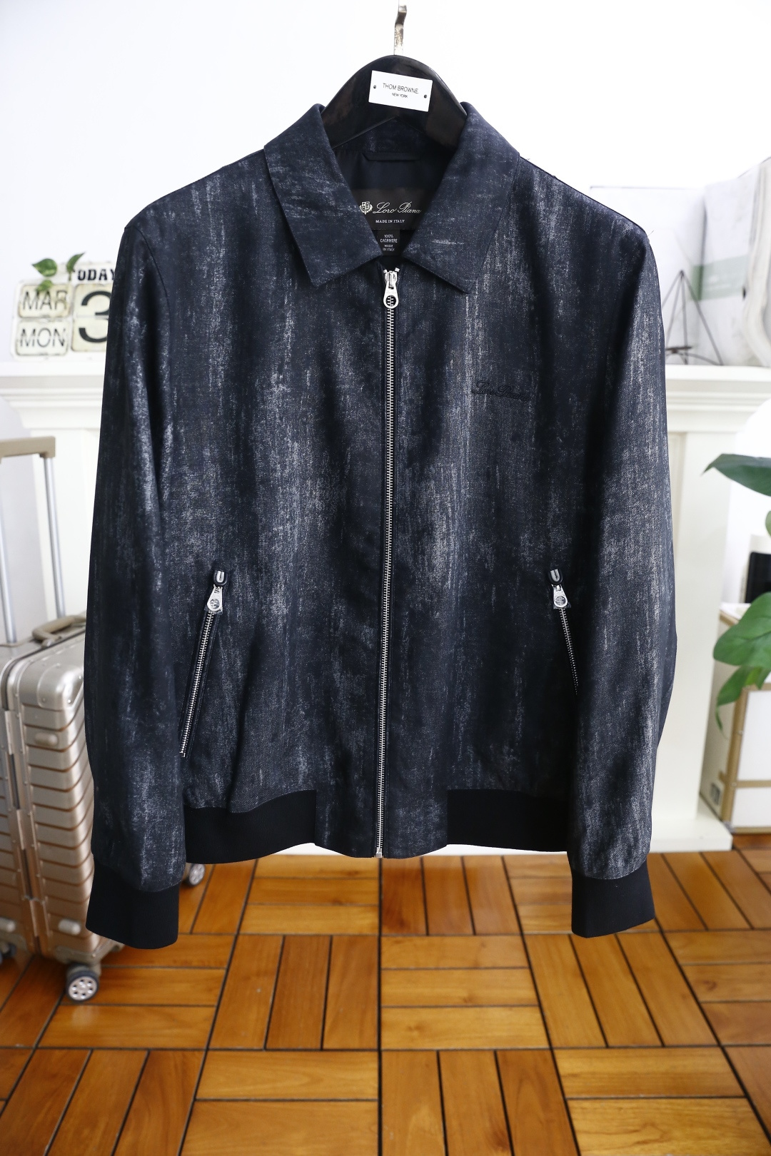 NO:135100,LP. New products for spring 2025!  Classic Fashion Lapel Men's Jacket!  Comfortable and versatile, extremely popular item!  Complete three standards!  The original LOGO of the luxury classic brand is made of comfortable and breathable fabric, with a high-quality material, with very delicate texture, exquisite and exquisite detailing and exquisite auxiliary materials. All the accessories are provided by foreign merchants. It is a single item with extremely high shaping. The shape on the street is absolutely eye-catching, and it is an excellent equipment that can be selected from thousands of people!  Counter size M-3XL, shipped the next day!  ,loro piana,jackets & coats,alexander wang19860909LP. 2025春季新品！经典时尚翻领男士夹克！舒适百搭,人气极高的一款单品！三标齐全！奢华经典品牌原版LOGO搭配采用舒适透气面料高克重材质,质感非常细腻,细节工艺精湛考究,辅料皆为外商客供,塑造性极高的一款单品,出街造型绝对招眼吸睛,万里挑一的绝佳装备！专柜尺码M-3XL,隔天出货！,,loro piana,jackets & coats,alexander wang,Men's clothing