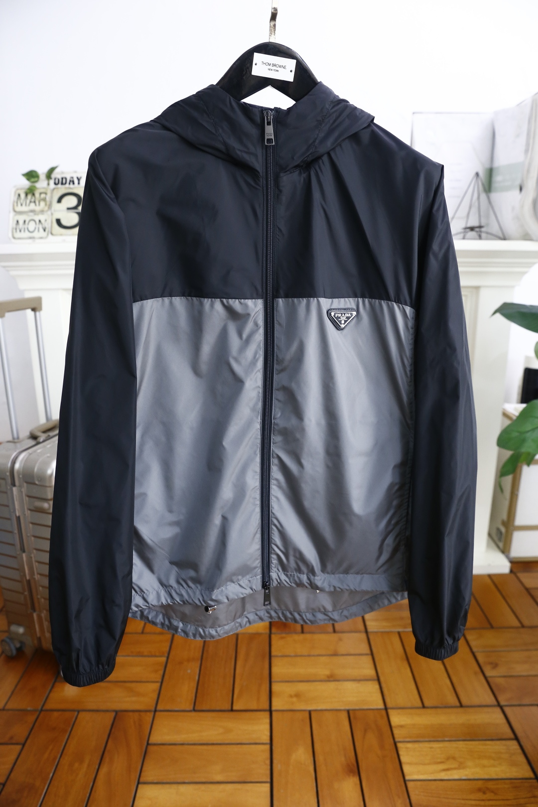 NO:135095,Pula*/Pr*da. 2025 spring new hooded men's jacket, the highest version of the market is complete with three standards!  It uses high-end top-quality comfortable and breathable fabric to feel soft and delicate, soft and comfortable on the upper body, original hardware zipper design, luxury brand pattern design, luxury brand letter logo on the chest. It is both business and casual, and the style is versatile and suitable for all occasions, and anyone can easily control it!  Counter size M-3XL, shipped the next day!  ,,prada,jackets & coats,hats,alexander wang19860909普拉*/Pr*da. 2025春季新品连帽男士夹克,市场最高版本三标齐全！采用高档顶级舒适透气面料手感柔软细腻上身柔软舒适,原版五金衣襟拉链设计,奢华品牌图案设计,胸前奢华品牌字母logo.商务休闲兼备款,款式百搭适合各种场合 ,任何人都可以轻松驾驭！专柜尺码M-3XL,隔天出货！,,prada,jackets & coats,hats,alexander wang,Men's clothing