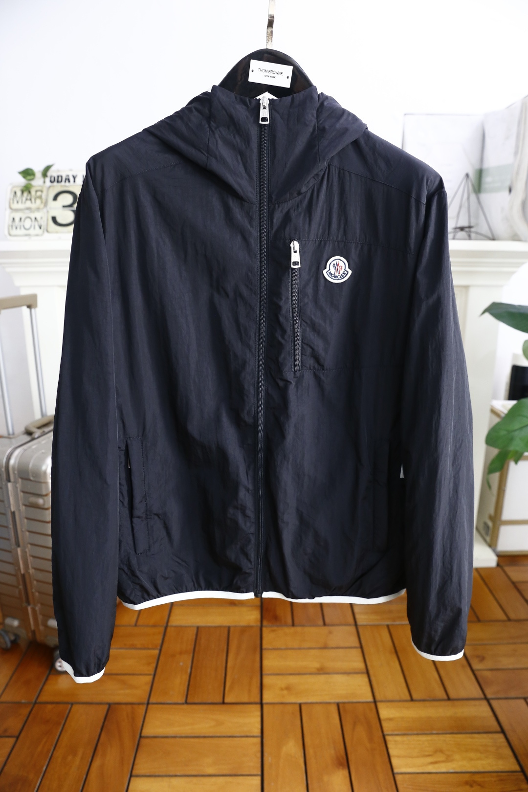 NO:135098,Mon*ler. 2025 spring new hooded men's jacket, the highest version of the market is complete with three standards!  It uses high-end top-quality comfortable and breathable fabric to feel soft and delicate, soft and comfortable on the upper body, original hardware zipper design, luxury brand pattern design, luxury brand letter logo on the chest. It is both business and casual, and the style is versatile and suitable for all occasions, and anyone can easily control it!  Counter size M-3XL, shipped the next day!  , Moncler, jackets & coats,hats,alexander wang19860909蒙口/Mon*ler. 2025春季新品连帽男士夹克,市场最高版本三标齐全！采用高档顶级舒适透气面料手感柔软细腻上身柔软舒适,原版五金衣襟拉链设计,奢华品牌图案设计,胸前奢华品牌字母logo.商务休闲兼备款,款式百搭适合各种场合 ,任何人都可以轻松驾驭！专柜尺码M-3XL,隔天出货！,,Moncler,jackets & coats,hats,alexander wang,Men's clothing