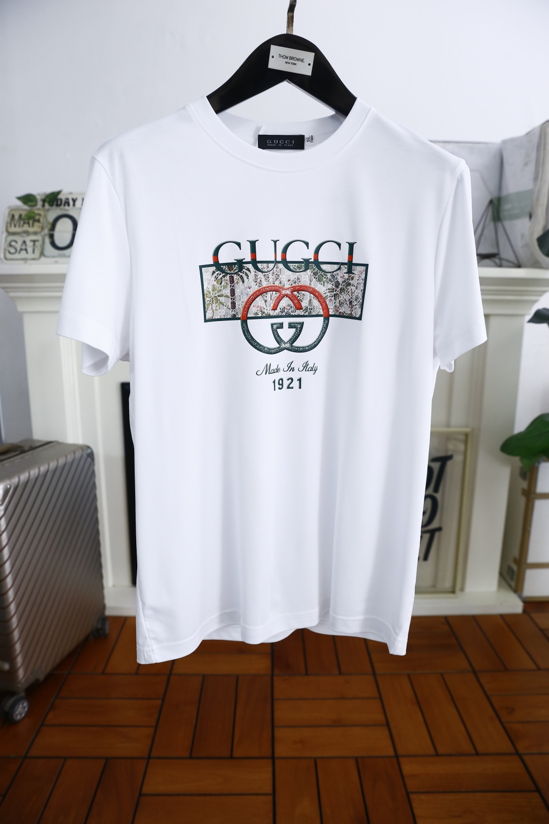 NO:135080,Gucci/G*cci. New summer 2025!  Fashionable and casual round neck short-sleeved fashion item design, more fashionable and comfortable, high-standard customization, very stylish upper body, luxurious classic custom letter LOGO pattern on the chest, customer-supplied auxiliary materials, imported high-end modal acetate fabric with very delicate texture, exquisite details and exquisite craftsmanship, extremely shaping item, can be matched with any fashion, super good style, a must-have item for trendy men. Counter code: M-3XL, shipped the next day!  ,gucci,T-shirt,alexander wang19860909古驰/G*cci. 2025夏季新款！时尚休闲圆领短袖时尚单品设计,更加时尚舒适,高标准定制,上身非常有型,胸前奢华经典定制字母LOGO图案 客供辅料,客供进口高档莫代尔醋酸面料质感非常细腻,细节工艺精湛考究,塑造性极高的一款单品,任何时装都可以搭配,版型超级好 潮男必备单品 专柜码:M-3XL,隔天出货！,,gucci,T-shirt,alexander wang,Men's clothing