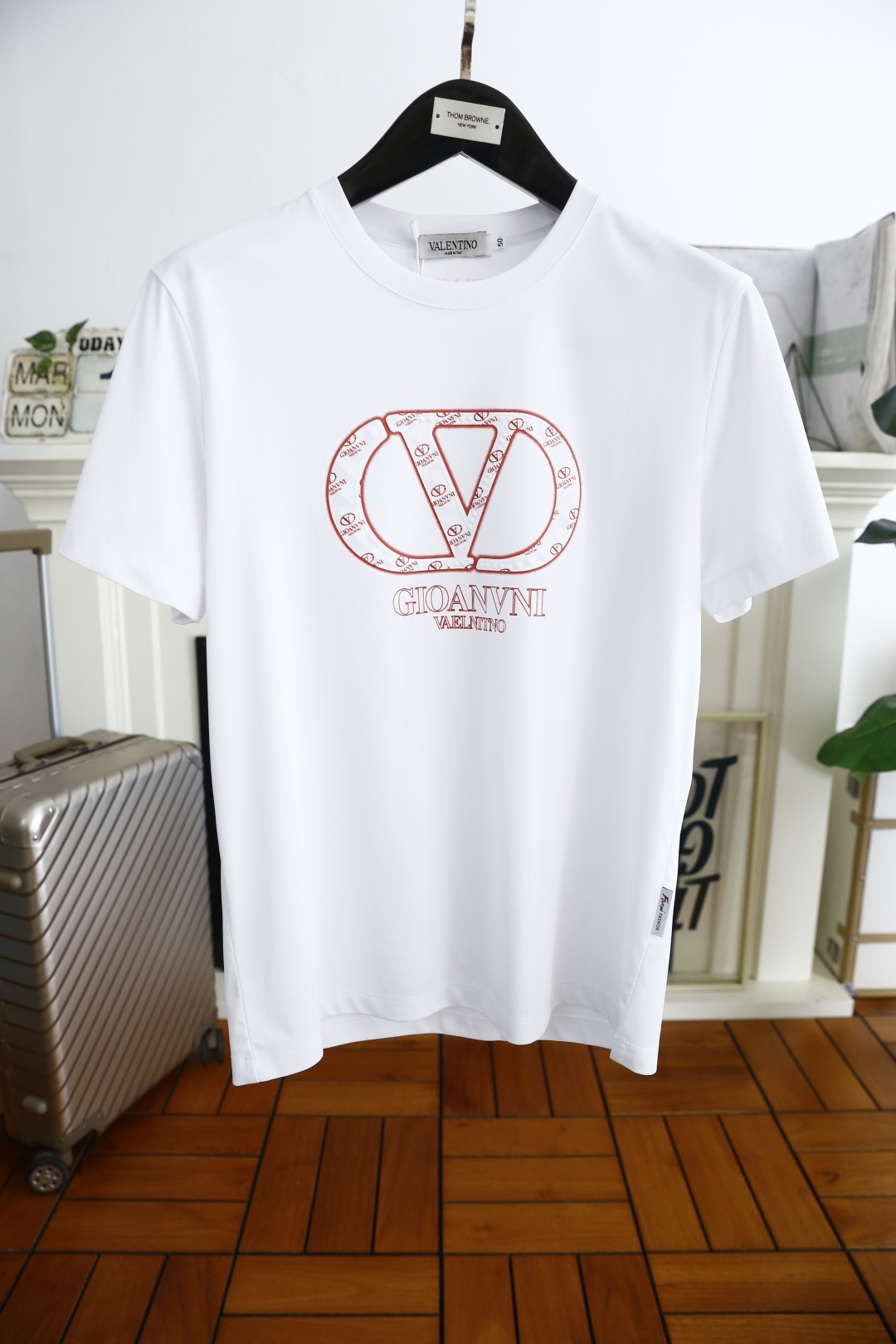 NO:135083,Valentino. New summer 2025!  Fashionable and casual round neck short-sleeved fashion item design, more fashionable and comfortable, high-standard customization, very stylish upper body, luxurious and classic custom LOGO pattern on the chest, customer-supplied auxiliary materials, imported high-end light oxygen cotton fabric with very delicate texture, exquisite details and exquisite craftsmanship, extremely shaping item, can be matched with any fashion, super good style, a must-have item for trendy men. Counter code: M-3XL, shipped the next day!  , valentino, T-shirt,alexander wang19860909华伦天奴. 2025夏季新款！时尚休闲圆领短袖时尚单品设计,更加时尚舒适,高标准定制,上身非常有型,胸前奢华经典定制LOGO图案 客供辅料,客供进口高档轻氧棉面料质感非常细腻,细节工艺精湛考究,塑造性极高的一款单品,任何时装都可以搭配,版型超级好 潮男必备单品 专柜码:M-3XL,隔天出货！,,valentino,T-shirt,alexander wang,Men's clothing