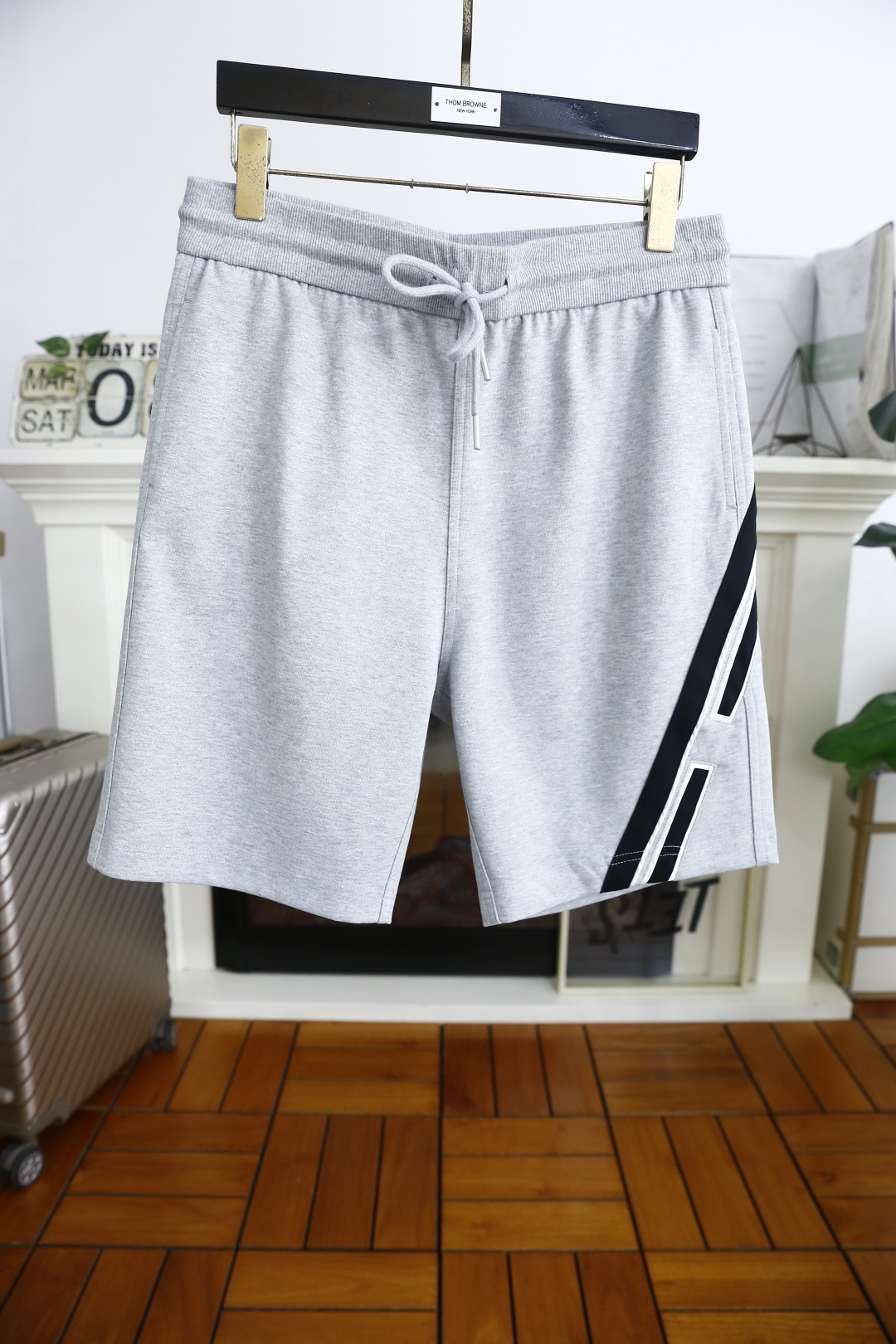 NO:135074,Aima 4/Her*es. 2025 summer new product fashionable casual shorts!  Comfortable fabrics are used to have excellent skin-friendly feel. Simple and casual styles create a fashionable single item that is both casual and personalized. Luxury classic brand elements logo design. Taste and value sharing. It is very comfortable to wear. It is low-key and luxurious. It is very classy when worn. There is no need to say much about the trouser style and cutting. The upper body is exquisite and vivid. It is truly first-class and top-quality. It is truly palace-level casual shorts. The upper body is absolutely stylish. Extremely luxurious. It is full of personality, atmospheric and versatile. It is a must-have when going out!  Size M-3XL, shipped the next day!  , hermes, shorts, alexander wang19860909爱马4/Her*es. 2025夏季新品时尚休闲短裤！采用舒适面料亲肤感极佳 简约休闲款式打造休闲与个性兼备的时髦单品奢华经典品牌元素logo设计 品味与价值共享 身穿着非常舒适 低调不失奢华 穿出去非常有档次 裤型款式和裁剪亦无需多言 上身精致跃然.真正一等一顶级质料 真正殿堂级的休闲短裤 上身绝对的有型 极度奢华 个性十足,大气且百搭,出街必备！尺码M-3XL,隔天出货！,,hermes,shorts,alexander wang,Men's clothing