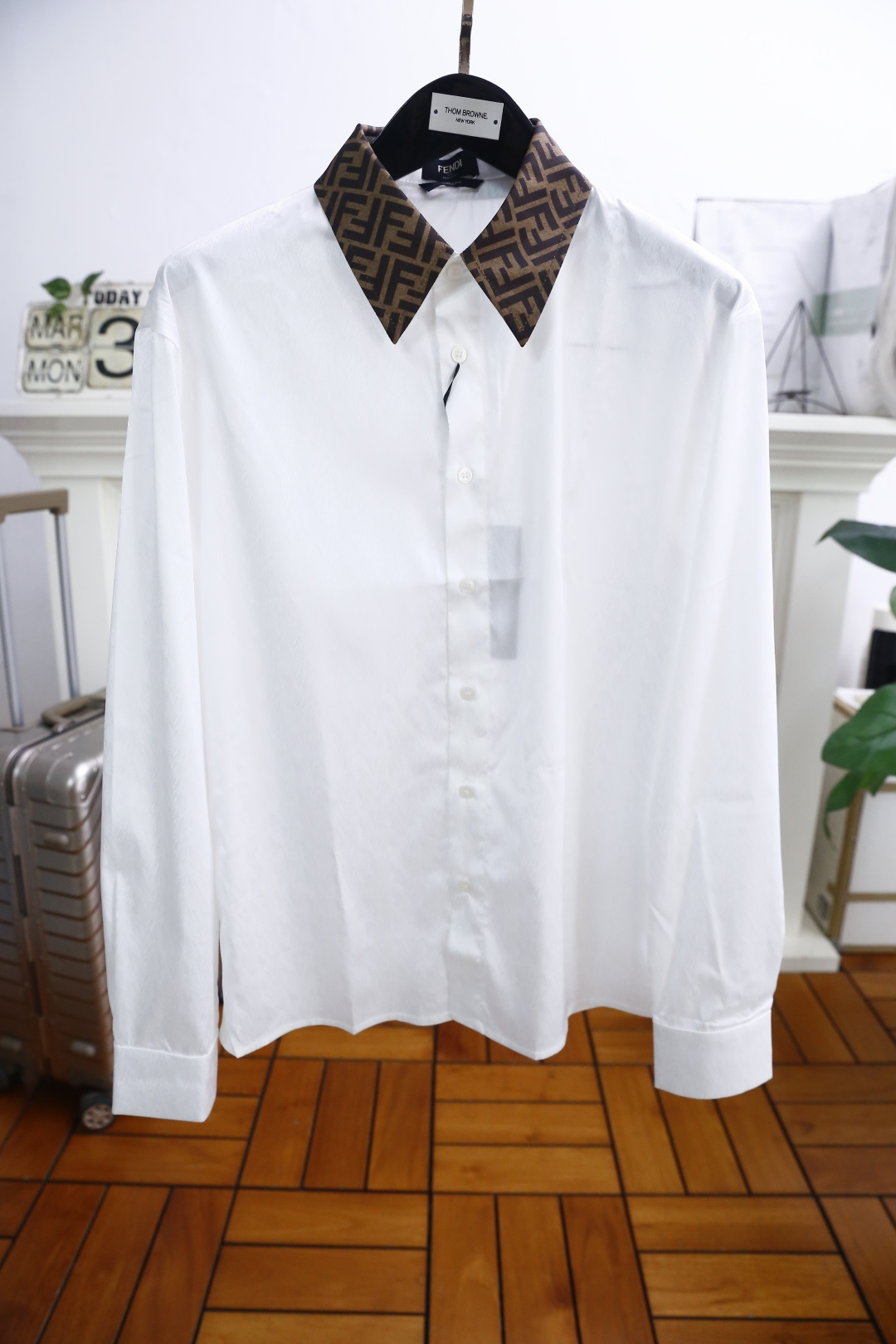 NO:136296,Fendi/Fe*di. New spring 2025!  The highest version of the fashion classic lapel shirt in the market is complete with three standards. The design of luxury classic brand elements is perfect. It is a cabinet-in-the-box, predictable hot product, high-end top-quality comfortable fabric, master-level tailoring, invincible texture, excellent skin-friendly and exquisite craftsmanship, smooth lines, perfect matching!  Easy to upgrade the sense of fashion, with high recognition, excellent upper body effect, extremely exquisite workmanship, neat and meticulous routes, and can be matched for business or daily leisure!  Counter size M-3XL, shipped the next day!  ,fendi,shirts,alexander wang19860909芬迪/Fe*di. 2025春季新款！时尚经典翻领衬衫市场最高版本三标齐全奢华经典品牌元素设计品相完美如斯,属于入柜级别,可预见性的爆款,高级顶级舒适面料,大师级剪裁,质感无敌,亲肤性极佳工艺精湛,线条流畅,完美搭配！轻松将时髦感进阶,有着高强辨识度,上身效果超赞,做工极为考究严谨,走线工整细致,商务抑或日常休闲均可搭配！专柜尺码 M-3XL,隔天出货！,,fendi,shirts,alexander wang,Men's clothing