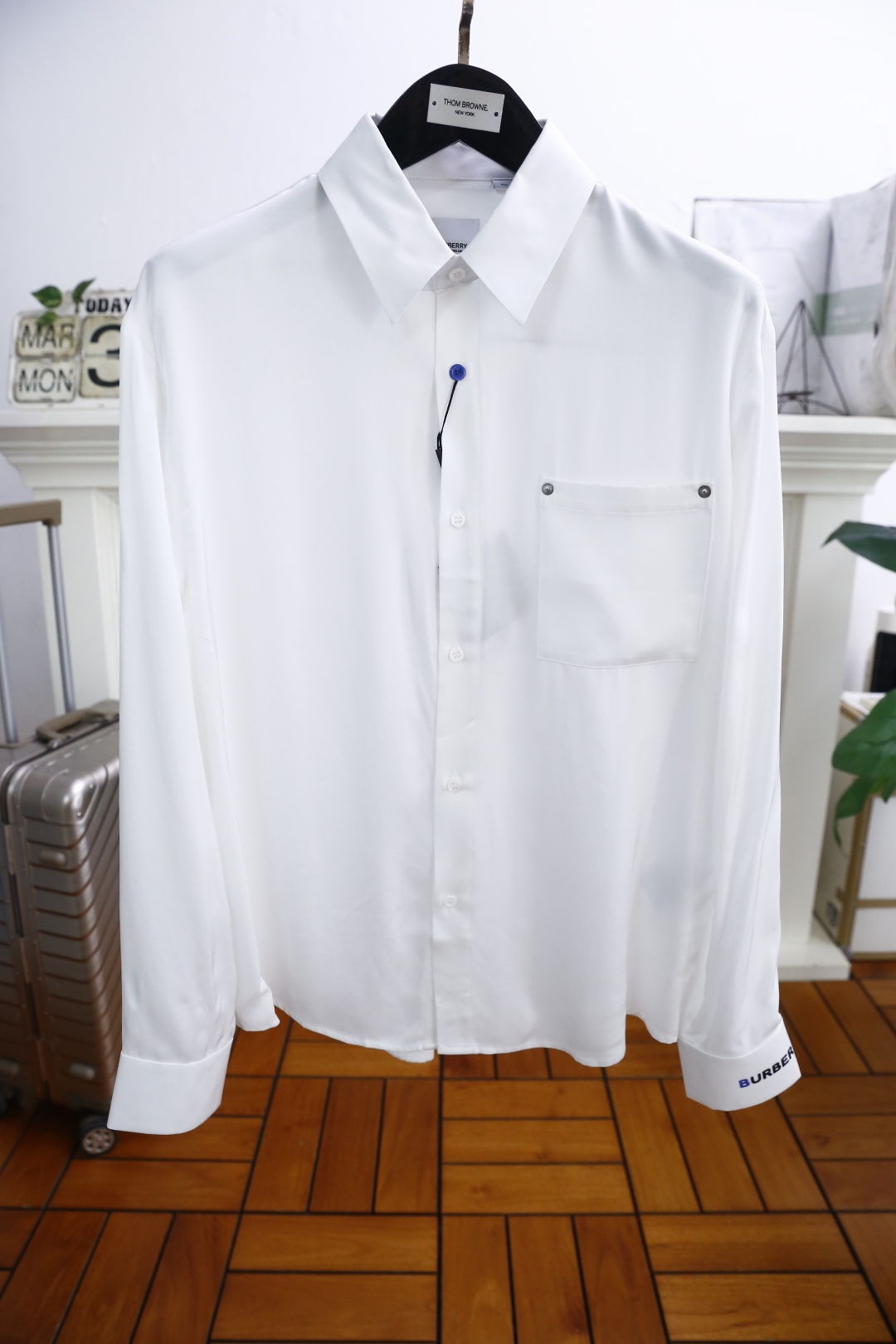 NO:136299,Burber*y. New spring 2025!  The highest version of the fashion classic lapel shirt in the market is complete with three standards. The design of luxury classic brand elements is perfect. It is a cabinet-in-the-box, predictable hot product, high-end top-quality comfortable fabric, master-level tailoring, invincible texture, excellent skin-friendly and exquisite craftsmanship, smooth lines, perfect matching!  Easy to upgrade the sense of fashion, with high recognition, excellent upper body effect, extremely exquisite workmanship, neat and meticulous routes, and can be matched for business or daily leisure!  Counter size M-3XL, shipped the next day!  ,burberry,burberry,shirts,alexander wang19860909巴宝丽/Burber*y. 2025春季新款！时尚经典翻领衬衫市场最高版本三标齐全奢华经典品牌元素设计品相完美如斯,属于入柜级别,可预见性的爆款,高级顶级舒适面料,大师级剪裁,质感无敌,亲肤性极佳工艺精湛,线条流畅,完美搭配！轻松将时髦感进阶,有着高强辨识度,上身效果超赞,做工极为考究严谨,走线工整细致,商务抑或日常休闲均可搭配！专柜尺码 M-3XL,隔天出货！,,burberry,burberry,shirts,alexander wang,Men's clothing