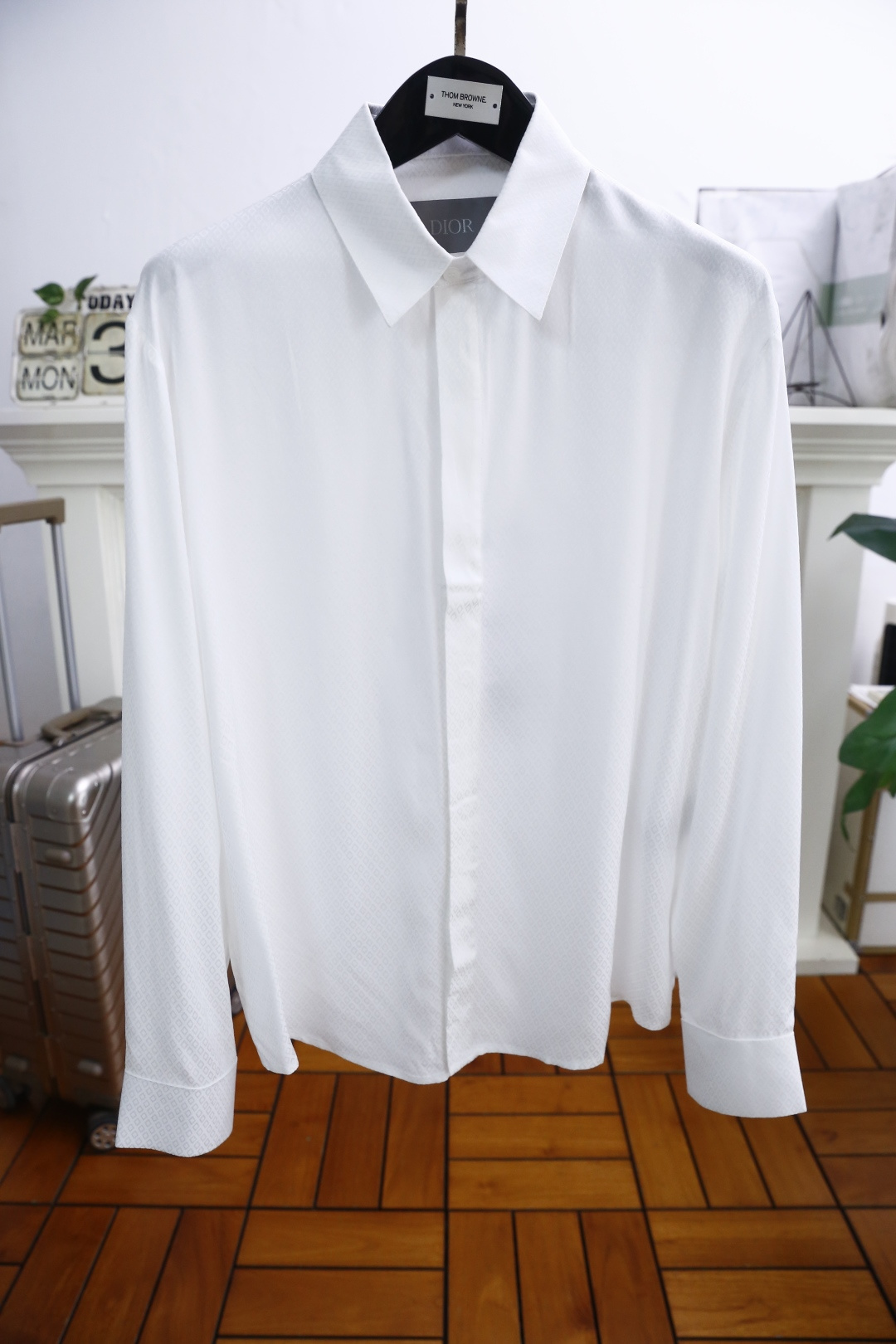 NO:136302,Dior/Christian D*or. 2025 spring and summer new fashionable men's long-sleeved shirts with three complete luxury brand classic elements design is perfect, it is a cabinet-in-the-box, predictable hot product, high-end top comfortable fabric, master-level tailoring, invincible texture, excellent skin-friendly and exquisite craftsmanship, smooth lines, perfect matching!  Easy to upgrade the sense of fashion, with high recognition, excellent upper body effect, extremely exquisite workmanship, neat and meticulous routes, and can be matched for business or daily leisure!  Counter size M-3XL, shipped the next day!  ,dior,shirts,alexander wang19860909迪奥/Christian D*or. 2025春夏新款时尚男士长袖衬衫三标齐全奢华品牌经典元素设计品相完美如斯,属于入柜级别,可预见性的爆款,高级顶级舒适面料,大师级剪裁,质感无敌,亲肤性极佳工艺精湛,线条流畅,完美搭配！轻松将时髦感进阶,有着高强辨识度,上身效果超赞,做工极为考究严谨,走线工整细致,商务抑或日常休闲均可搭配！专柜尺码 M-3XL,隔天出货！,,dior,shirts,alexander wang,Men's clothing