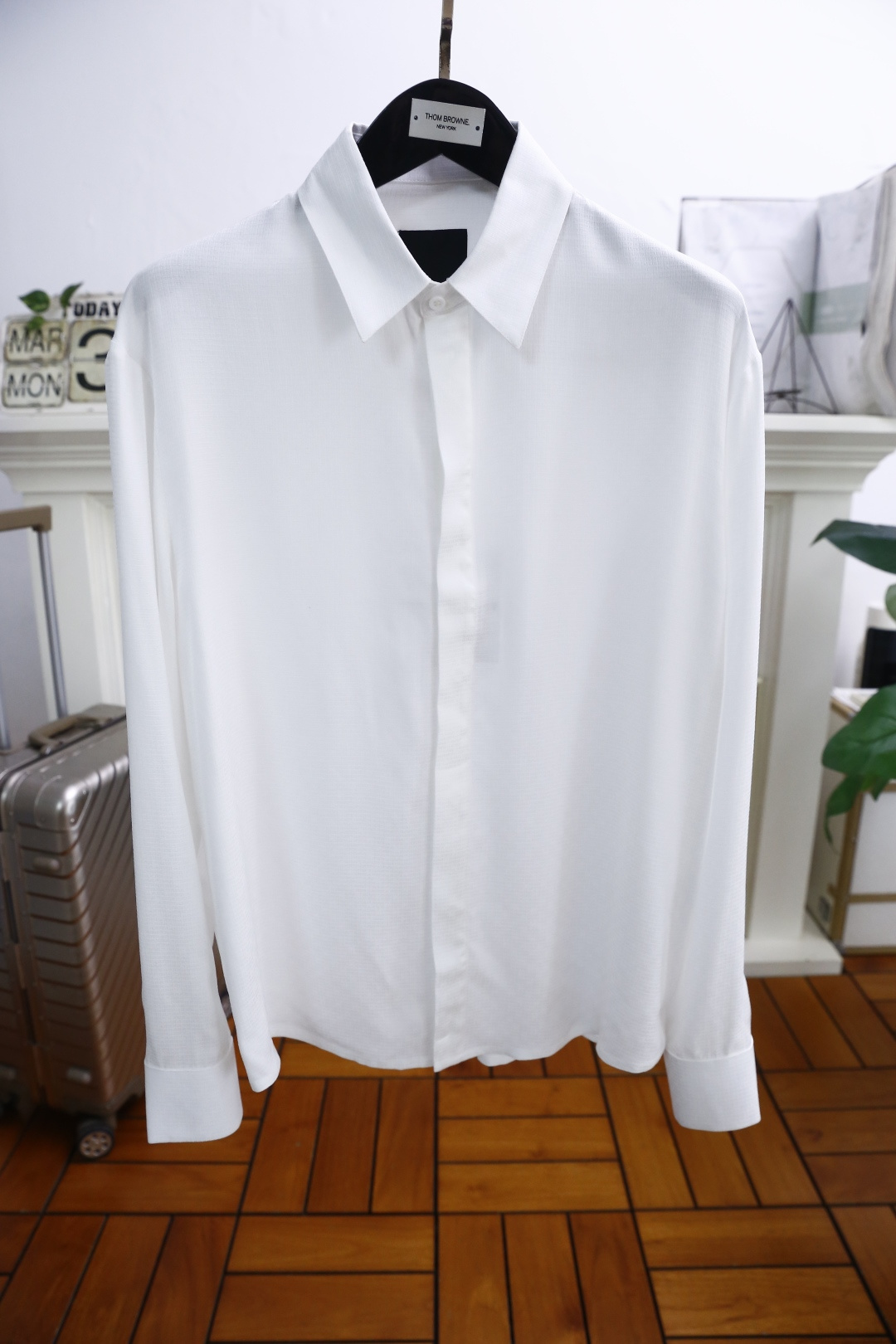 NO:136305,Louis Via */LV. The new spring and summer 2025 new fashionable men's long-sleeved shirt with three-standard complete chest brand classic elements design is perfect, it is a cabinet-level, predictable hot product, high-end top-quality comfortable fabric, master-level tailoring, invincible texture, excellent skin-friendliness, superb craftsmanship, smooth lines, perfect match!  Easy to upgrade the sense of fashion, with high recognition, excellent upper body effect, extremely exquisite workmanship, neat and meticulous routes, and can be matched for business or daily leisure!  Counter size M-3XL, shipped the next day!  ,,louis vuitton,louis vuitton,shirts,alexander wang19860909路易威*/LV. 2025春夏新款时尚男士长袖衬衫三标齐全胸前品牌经典元素设计品相完美如斯,属于入柜级别,可预见性的爆款,高级顶级舒适面料,大师级剪裁,质感无敌,亲肤性极佳工艺精湛,线条流畅,完美搭配！轻松将时髦感进阶,有着高强辨识度,上身效果超赞,做工极为考究严谨,走线工整细致,商务抑或日常休闲均可搭配！专柜尺码 M-3XL,隔天出货！,,louis vuitton,louis vuitton,shirts,alexander wang,Men's clothing