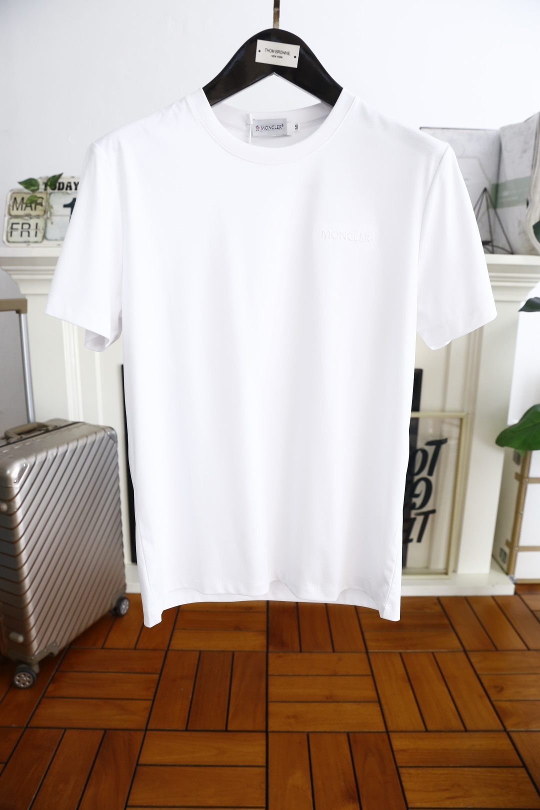 NO:136308,Monc*er. New 2025 summer style!  Fashionable and casual round neck short-sleeved fashion item design, more fashionable and comfortable, high-standard customization, very stylish upper body, luxurious and classic brand LOGO pattern, customer-supplied auxiliary materials, imported high-end light oxygen cotton fabric with very delicate texture, exquisite details and exquisite craftsmanship, extremely shaping item, can be matched with any fashion, super good style, a must-have item for trendy men. Counter code: M-3XL, shipped the next day!  , Moncler, T-shirt, alexander wang19860909蒙口/Monc*er. 2025夏季新款！时尚休闲圆领短袖时尚单品设计,更加时尚舒适,高标准定制,上身非常有型,奢华经典品牌LOGO图案 客供辅料,客供进口高档轻氧棉面料质感非常细腻,细节工艺精湛考究,塑造性极高的一款单品,任何时装都可以搭配,版型超级好 潮男必备单品 专柜码:M-3XL,隔天出货！,,Moncler,T-shirt,alexander wang,Men's clothing