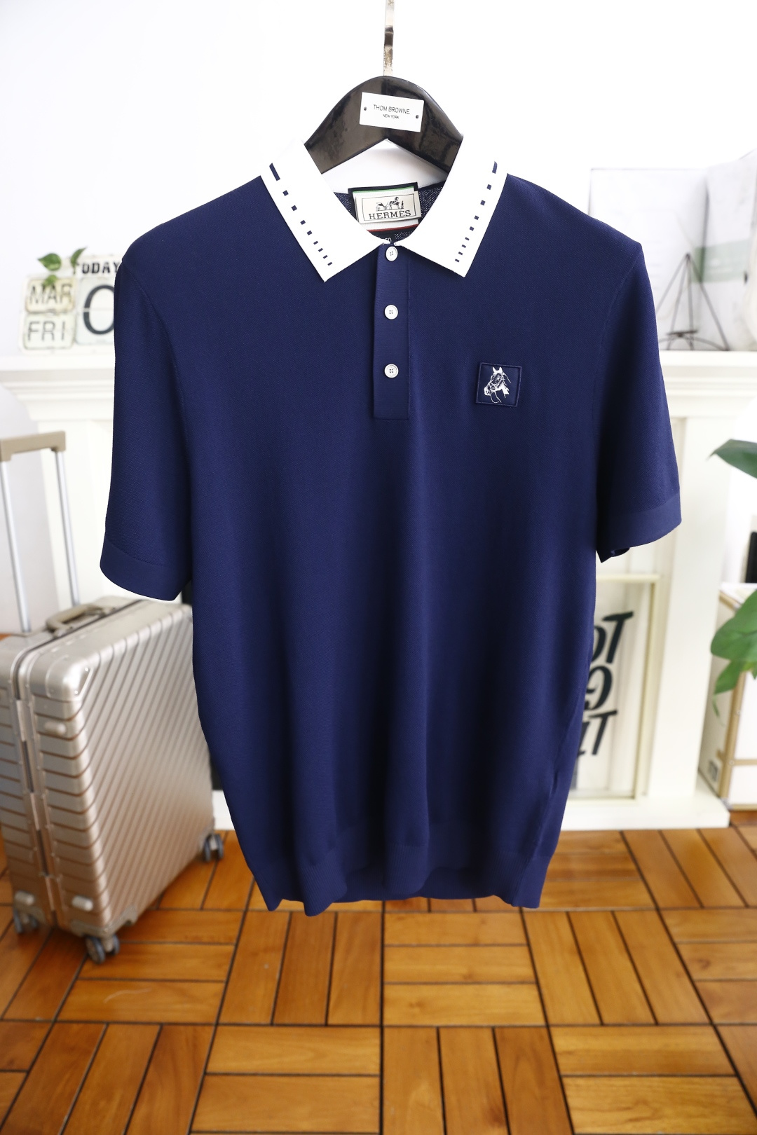 NO:136294,Aima*/Her*es. 2025 summer new product men's lapel short-sleeved POLO shirt fashionable and exquisite three-button lapel design!  High-end custom versatile styles that anyone can easily control. Use high-end top-quality Yilit fabrics!  Luxury classic element design, very high-end and must-have if you understand the goods!  The style and tailoring are slim styles, which are very exquisite, showing aura and highlighting the exquisiteness of business men. This is the unique feature, the right slim fit, and the upper body effect is very good!  Counter size M-3XL, shipped the next day!  , hermes, T-shirt,alexander wang19860909爱马*/Her*es. 2025夏季新品男士翻领短袖POLO衫时尚精致三扣翻领设计！高级定制百搭款式 任何人都可以轻松驾驭 采用高档顶级伊力特面料！奢华经典元素设计,非常显档次懂货的必须入！版型剪裁属于修身款 非常精致,显气场,又会凸显商务男士的精致,这就是独到之处,恰到好处的修身,上身效果非常赞！专柜尺码M-3XL,隔天出货！,,hermes,T-shirt,alexander wang,Men's clothing