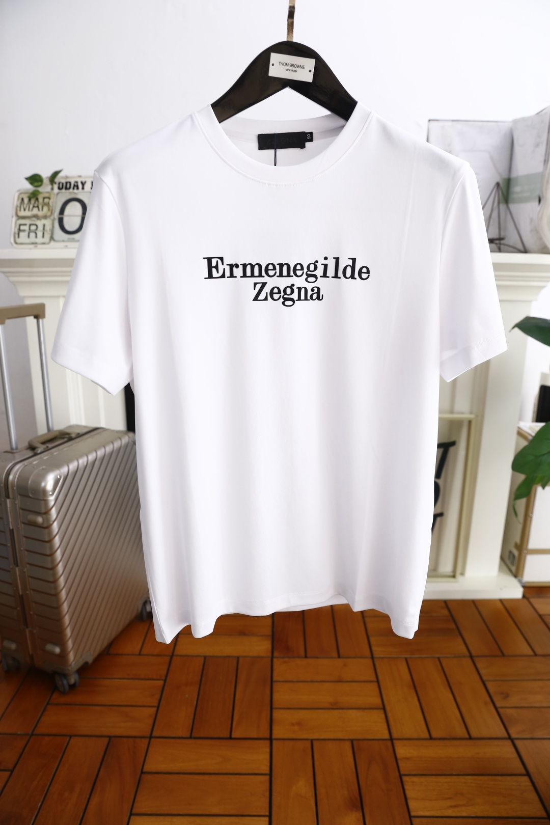 NO:136291,Jeni*/Ze*na. 2025 summer new product for men's short-sleeved fashion classic round neck design!  The brand letter LOGO matching on the chest!  High-end custom versatile styles that anyone can easily control. Use high-end top double mercerized cotton fabric!  It is very high-end and understandable. It must be purchased!  The style and tailoring are slim styles, which are very exquisite, showing aura and highlighting the exquisiteness of business men. This is the unique feature, the right slim fit, and the upper body effect is very good!  Counter size M-4XL, shipped the next day!  ,zegna,T-shirt,alexander wang19860909杰尼*/Ze*na. 2025夏季新品男士短袖时尚经典圆领设计！胸前品牌字母LOGO搭配！高级定制百搭款式 任何人都可以轻松驾驭 采用高档顶级双丝光棉面料！非常显档次懂货的必须入！版型剪裁属于修身款 非常精致,显气场,又会凸显商务男士的精致,这就是独到之处,恰到好处的修身,上身效果非常赞！专柜尺码M-4XL,隔天出货！,,zegna,T-shirt,alexander wang,Men's clothing