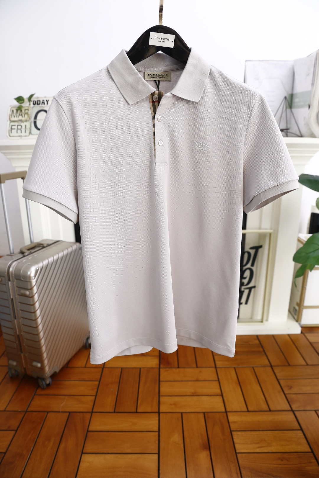 NO:136288,Bab*/Burb*rry. 2025 summer new product classic fashion lapel polo short-sleeved fashion item design, more fashionable and comfortable, high-standard customization, very stylish on the upper body, luxury brand classic war horse LOGO pattern customer-supplied auxiliary materials, customer-supplied imported high-end fine Judy fabric has very delicate texture, exquisite details and exquisite craftsmanship, all accessories are supplied by foreign merchants, a very high shaping item, can be matched with any fashion, super good style, a must-have item for trendy men, counter size: M-4XL, shipped the next day!  ,burberry,burberry,T-shirt,alexander wang19860909巴宝*/Burb*rry. 2025夏季新品经典时尚翻领polo短袖时尚单品设计,更加时尚舒适,高标准定制,上身非常有型,奢华品牌经典战马LOGO 图案 客供辅料,客供进口高档加细朱迪面料质感非常细腻,细节工艺精湛考究,辅料皆为外商客供,塑造性极高的一款单品,任何时装都可以搭配,版型超级好 潮男必备单品 专柜尺码:M-4XL,隔天出货！,,burberry,burberry,T-shirt,alexander wang,Men's clothing